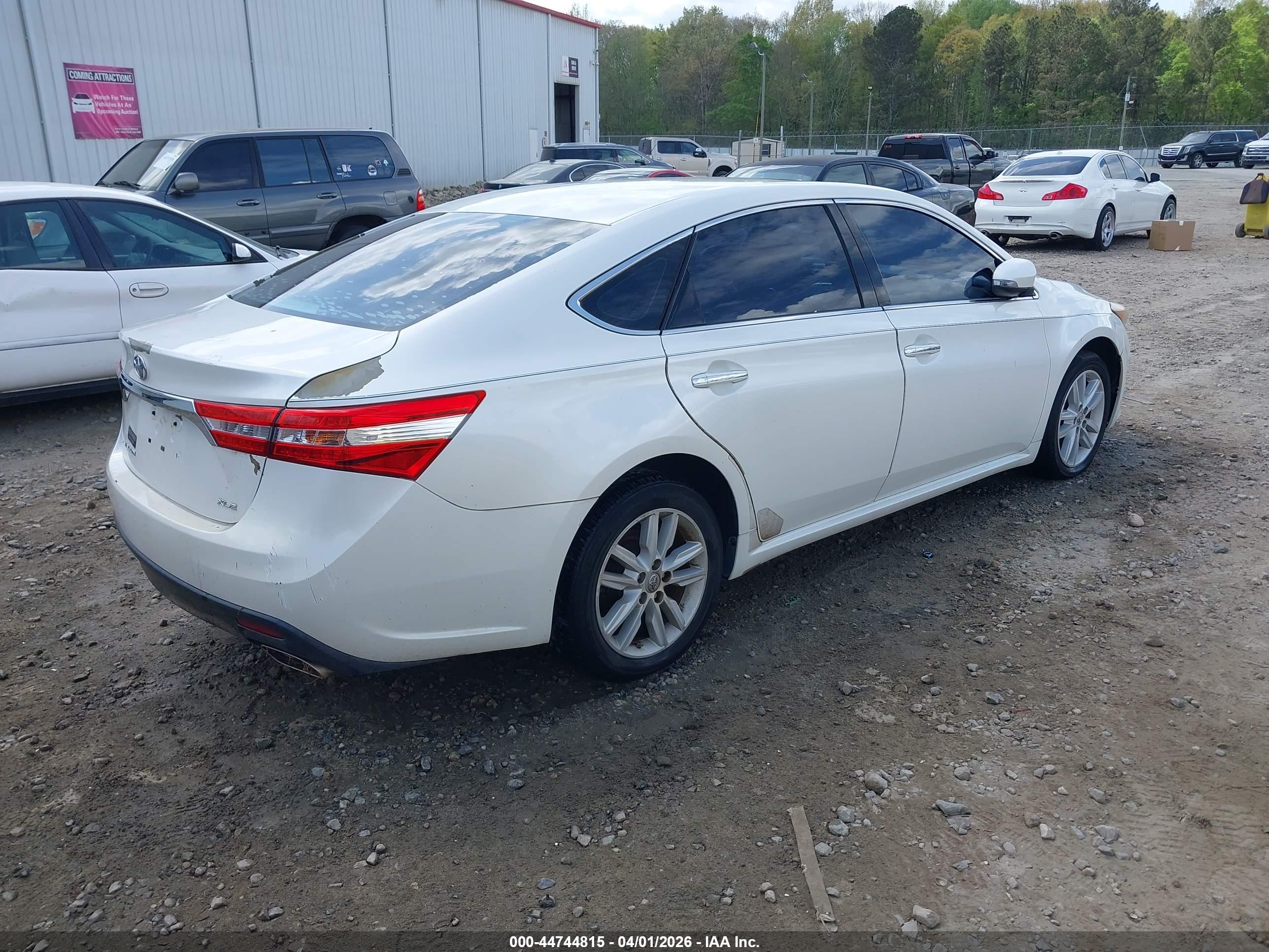 TOYOTA AVALON image 4