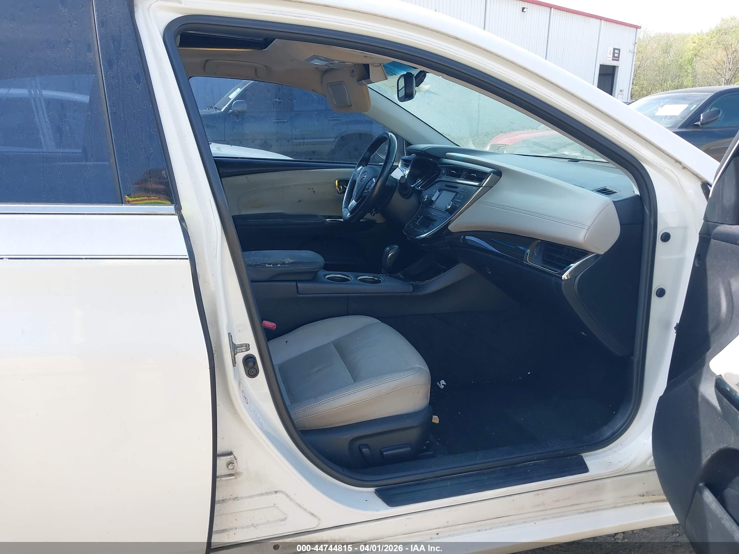 TOYOTA AVALON image 5