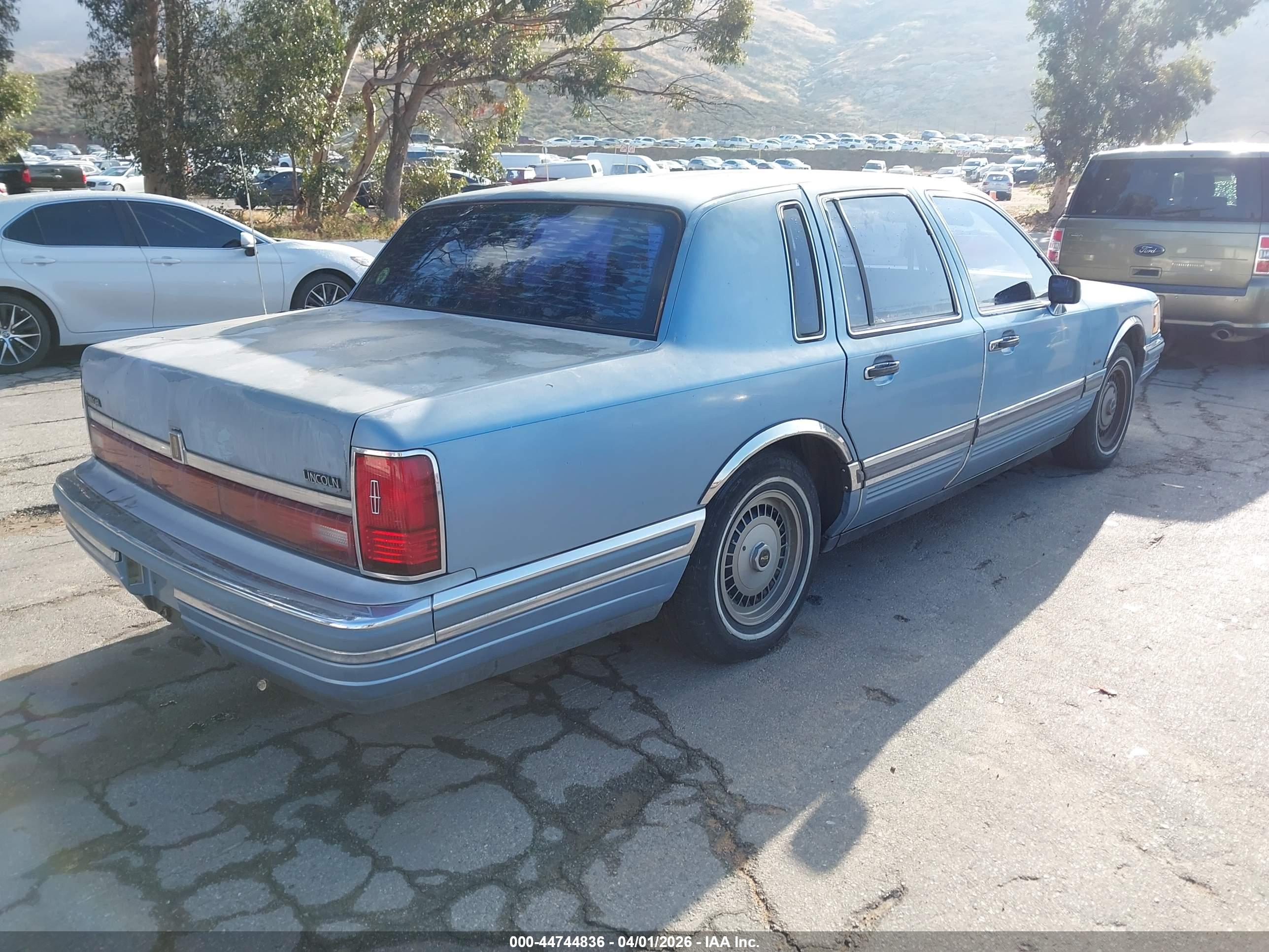 LINCOLN TOWN image 4