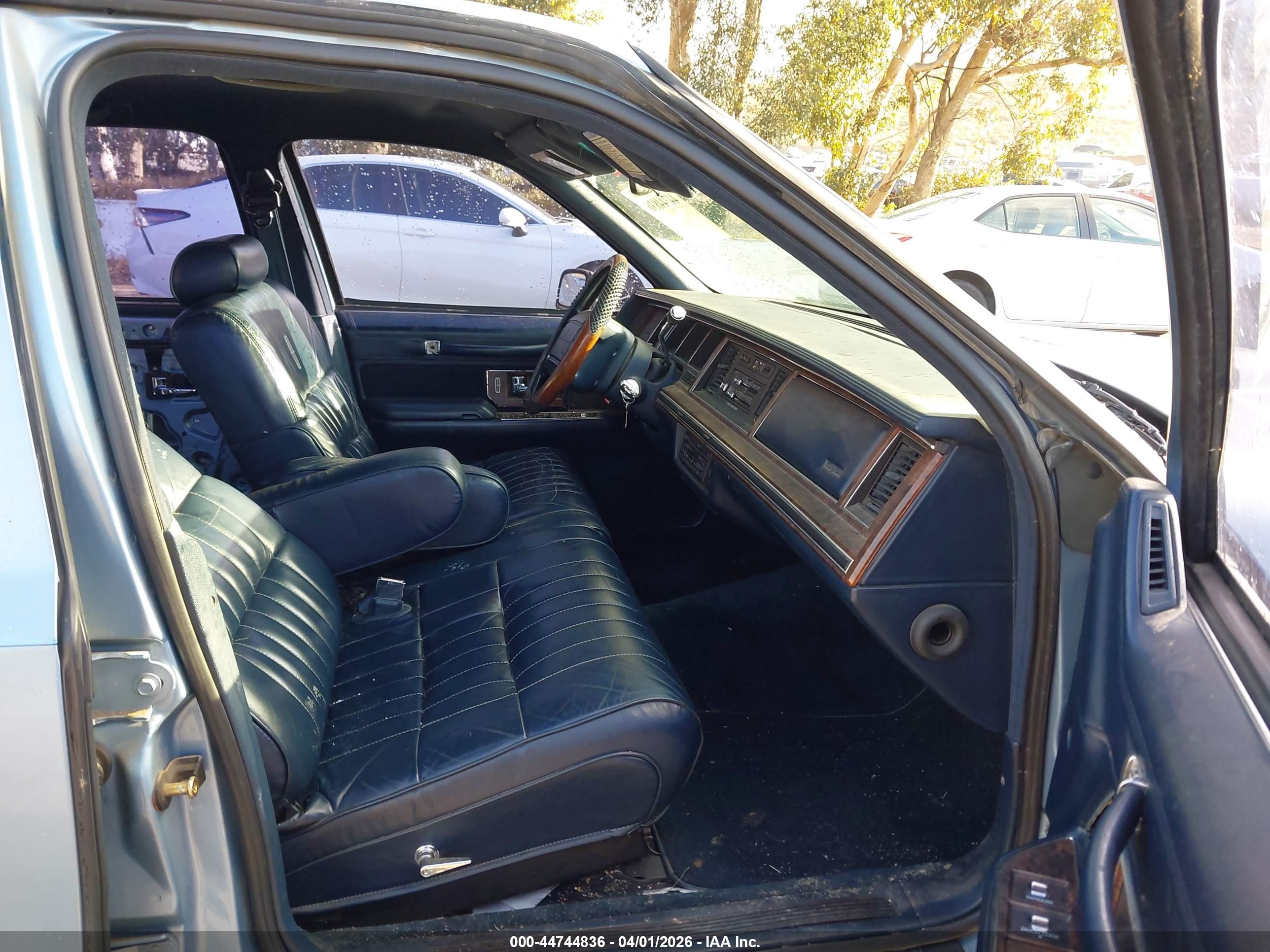 LINCOLN TOWN image 5