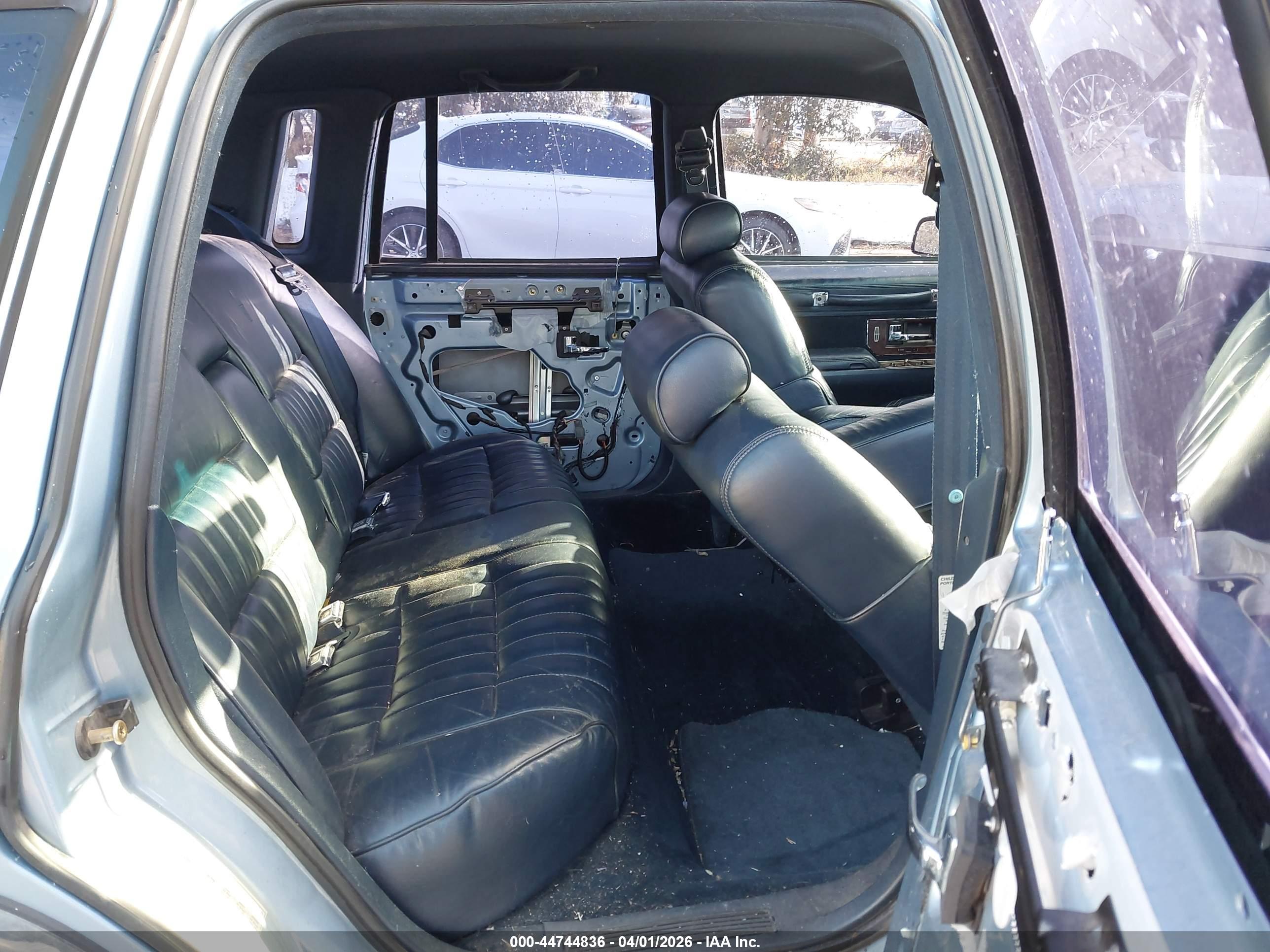 LINCOLN TOWN image 8