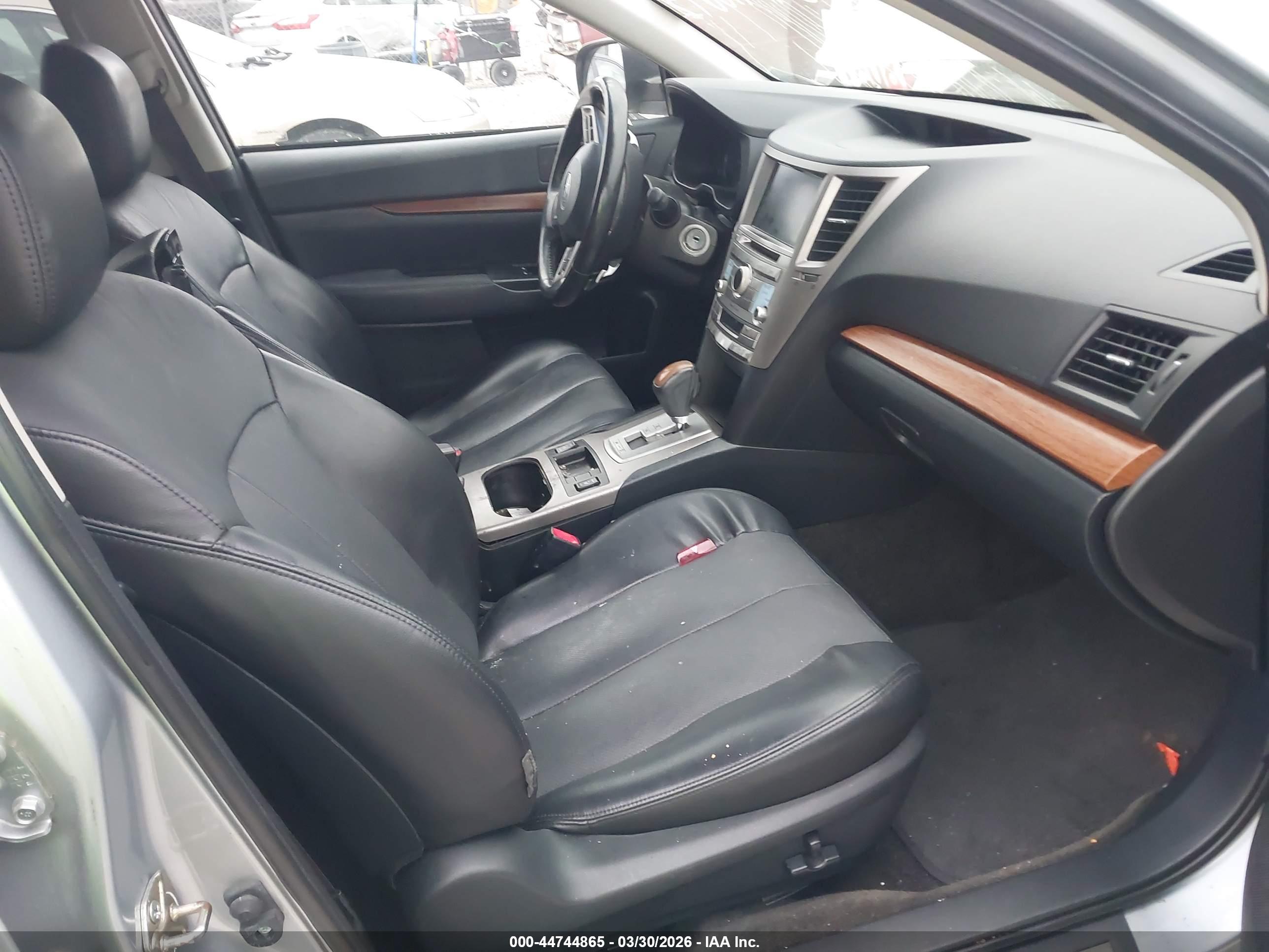 SUBARU OUTBACK image 5