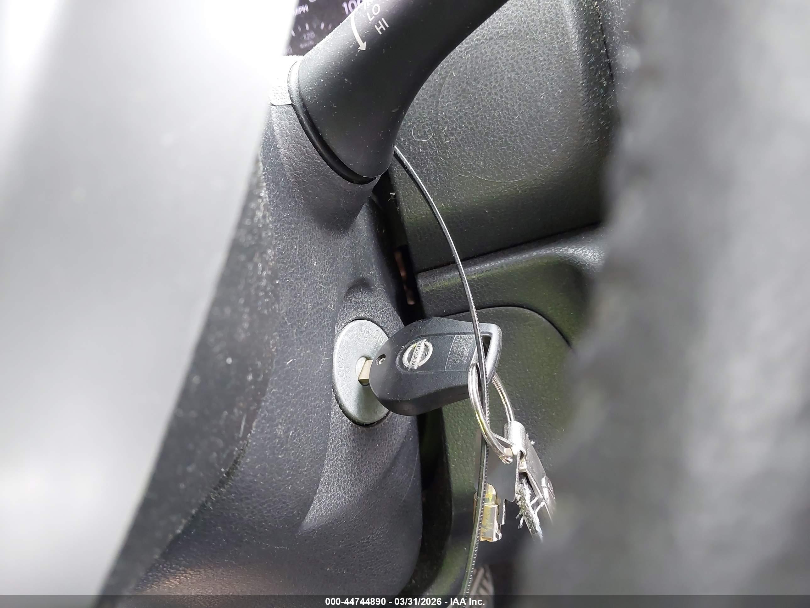 NISSAN VERSA image 11