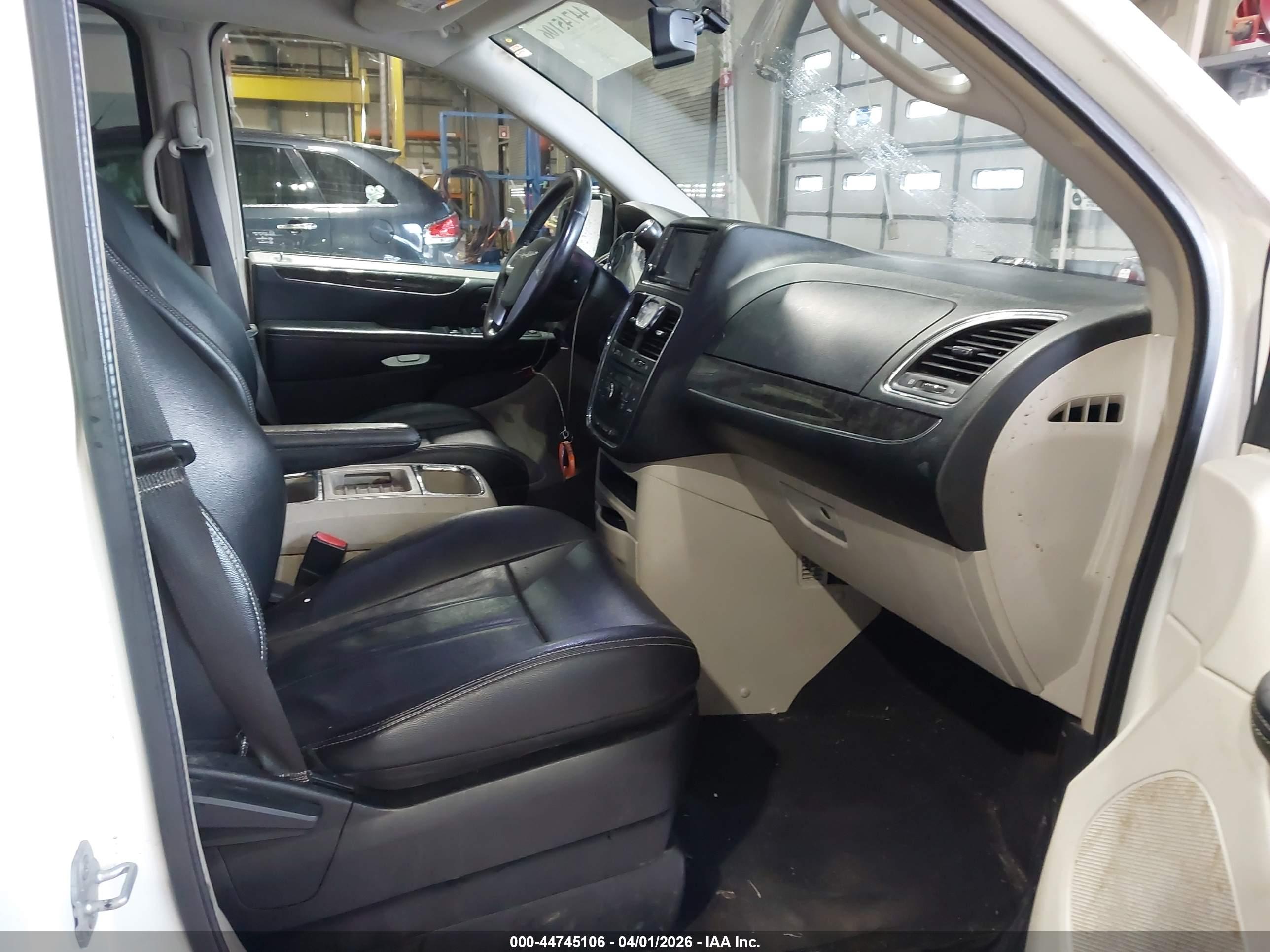 CHRYSLER TOWN image 5