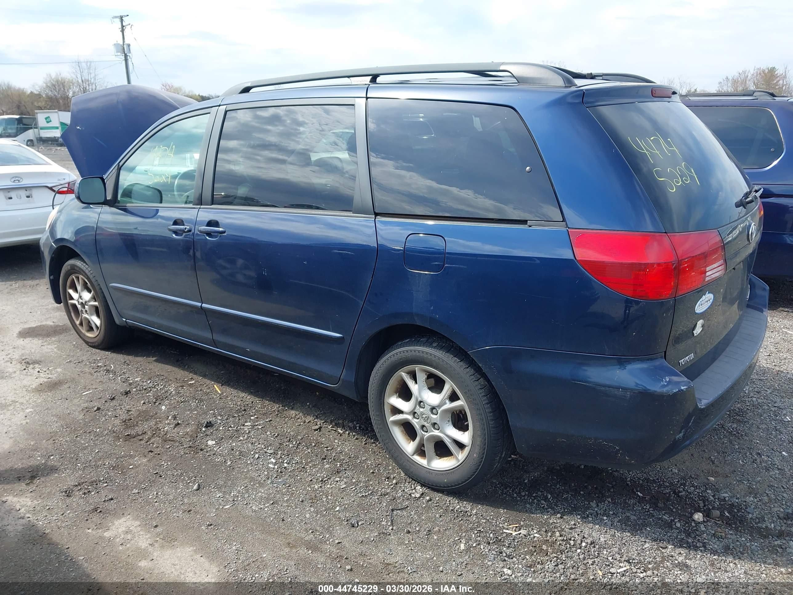 TOYOTA SIENNA image 3