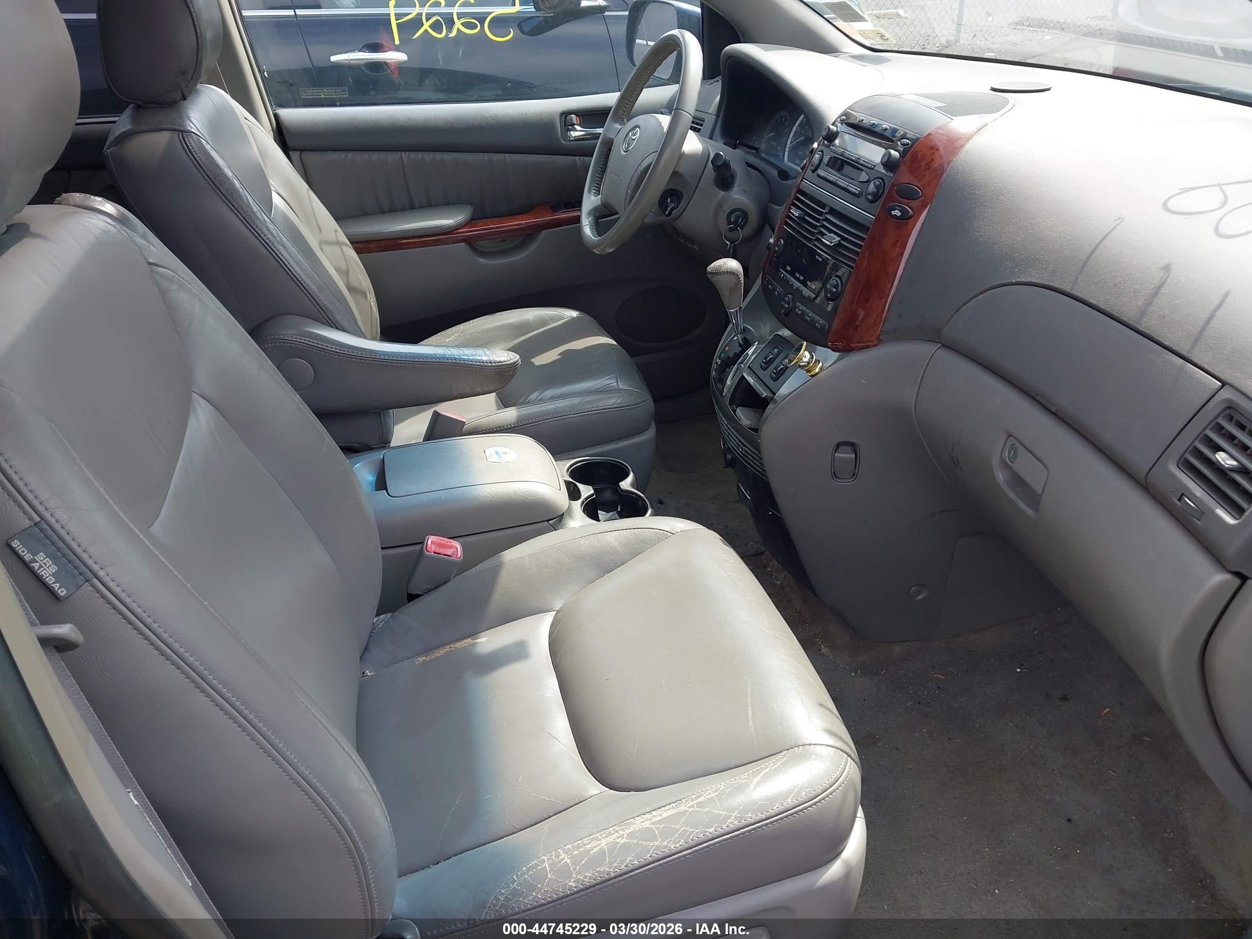 TOYOTA SIENNA image 5