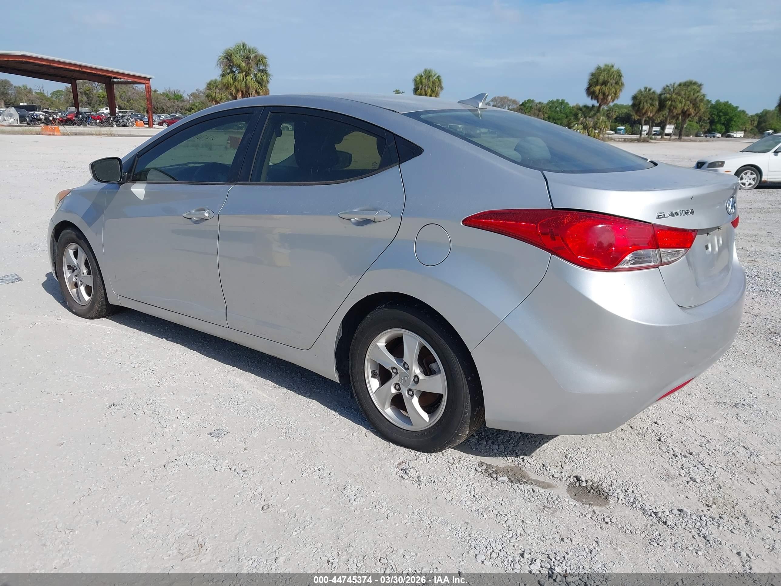 HYUNDAI ELANTRA image 3
