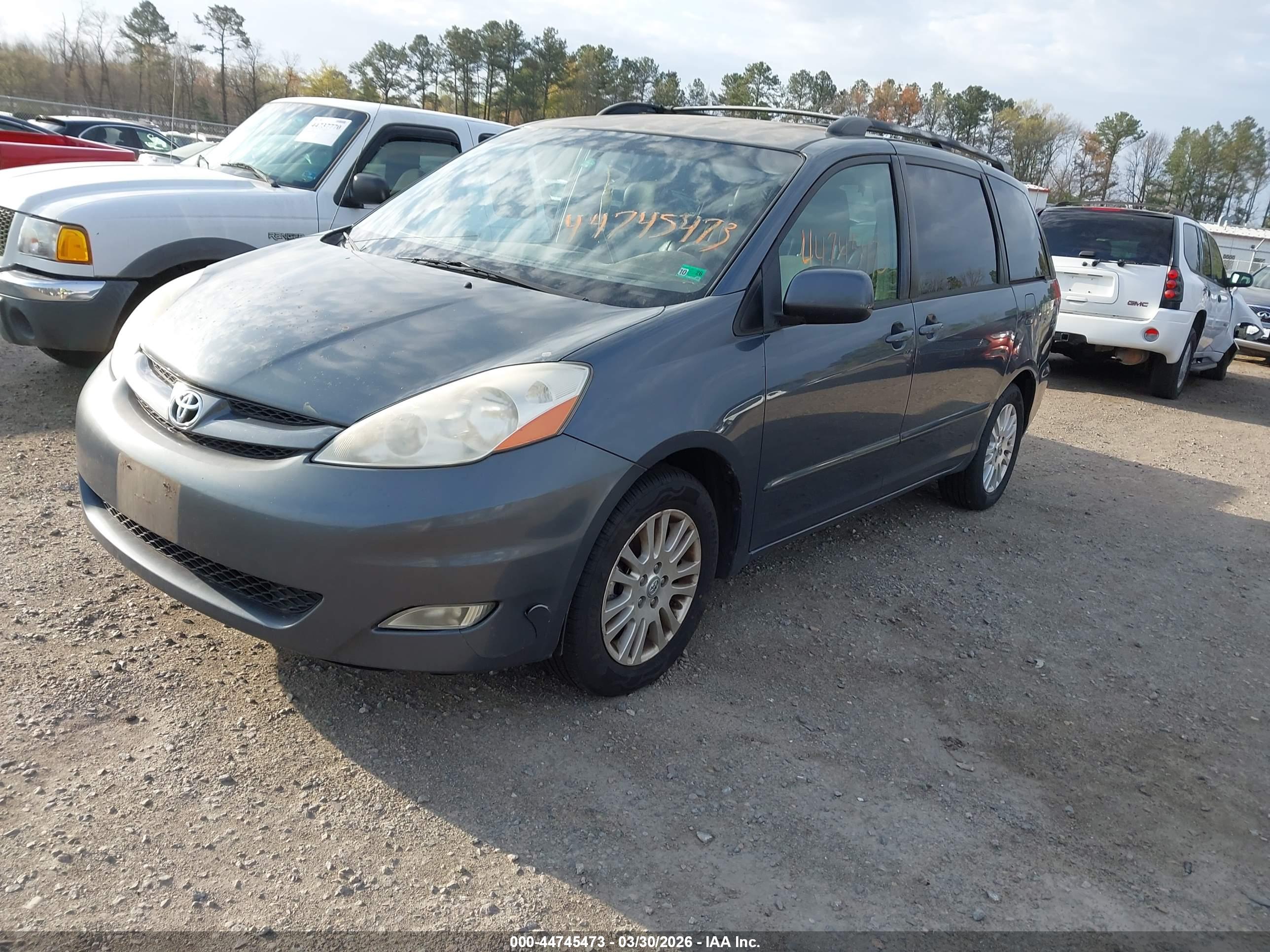 TOYOTA SIENNA image 2