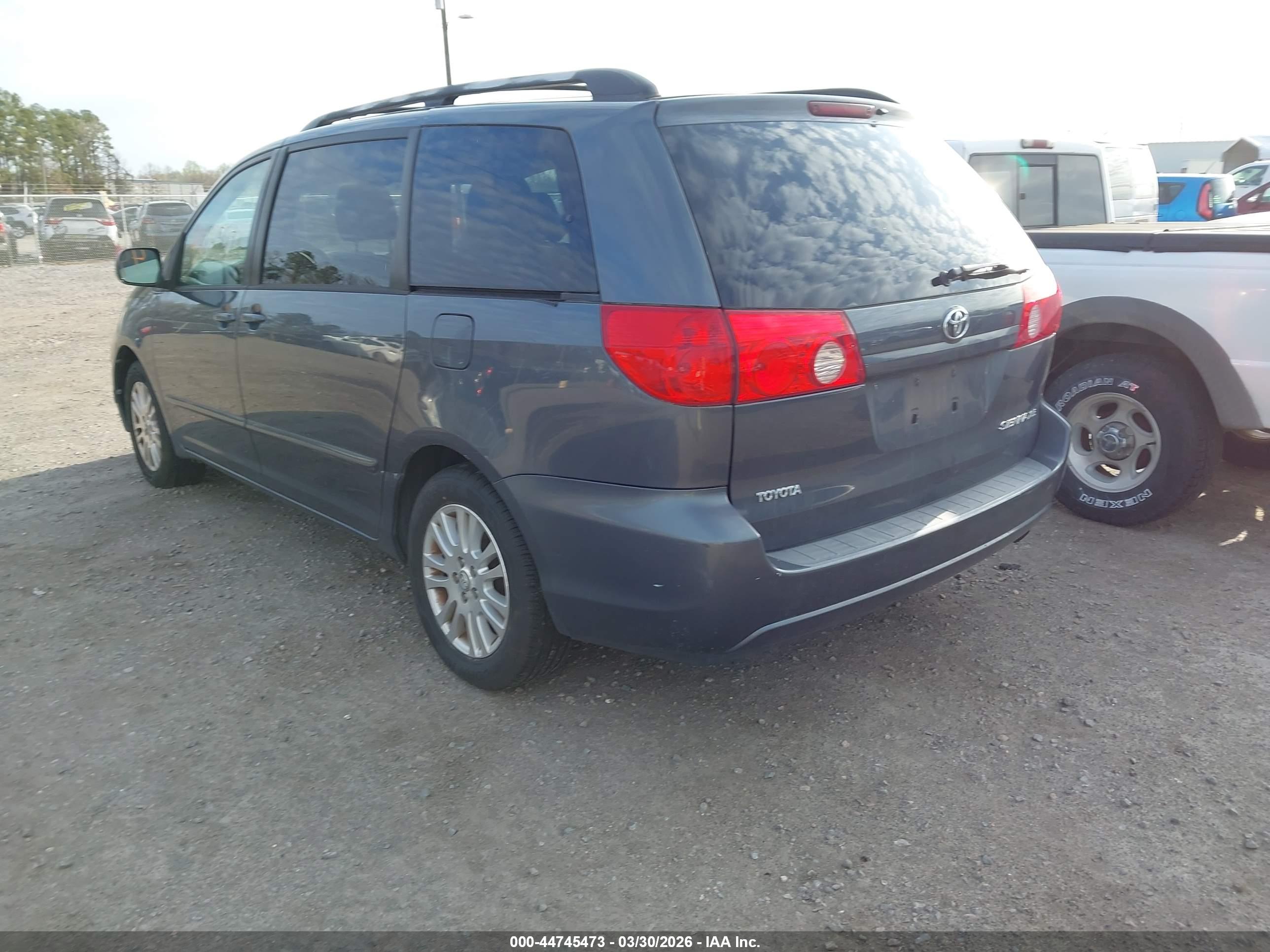 TOYOTA SIENNA image 3