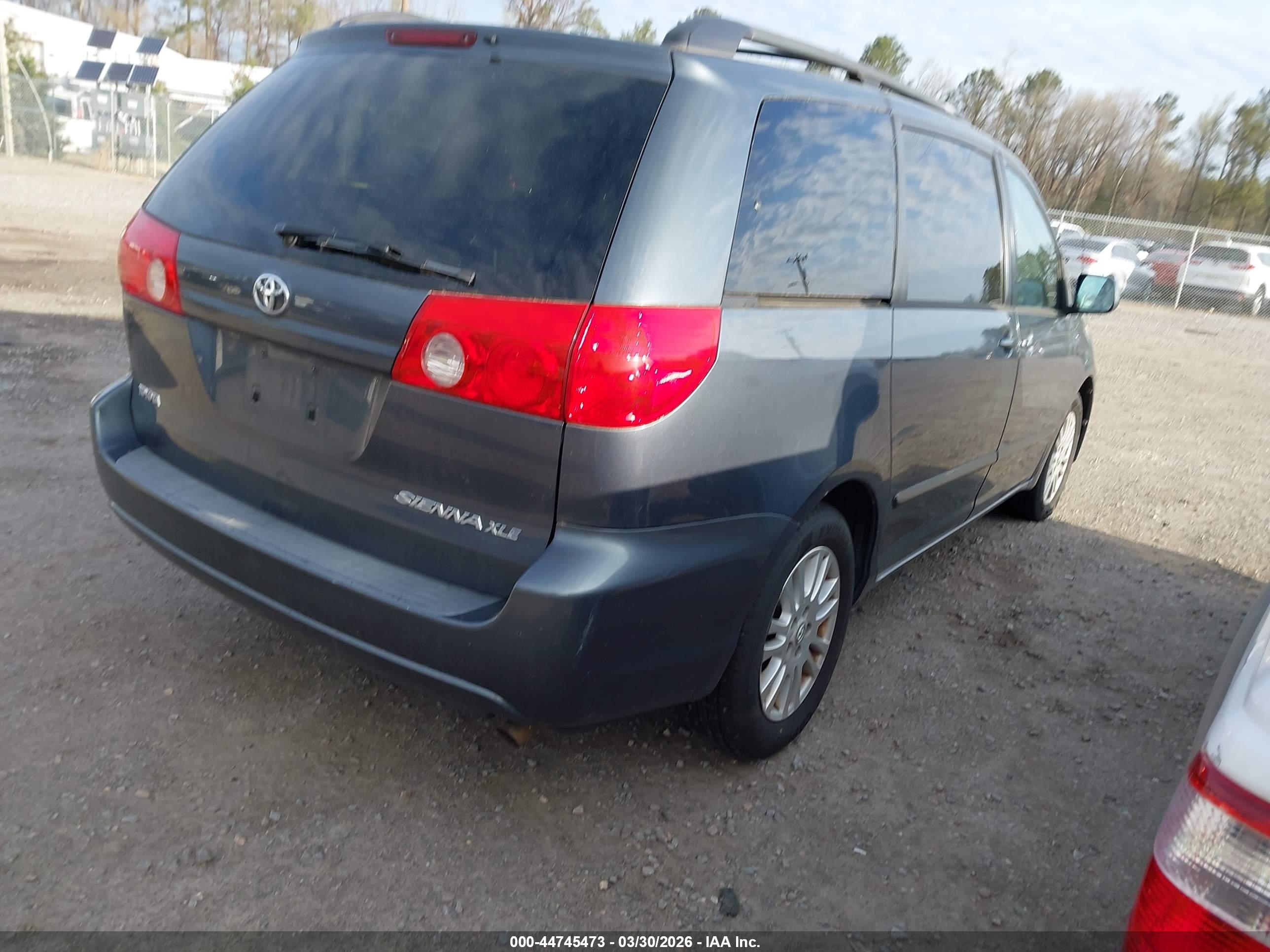 TOYOTA SIENNA image 4