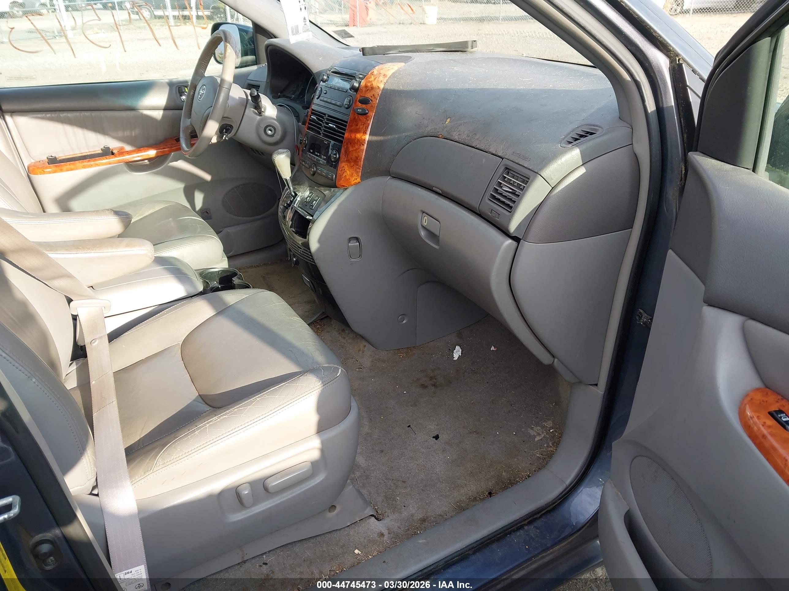 TOYOTA SIENNA image 5