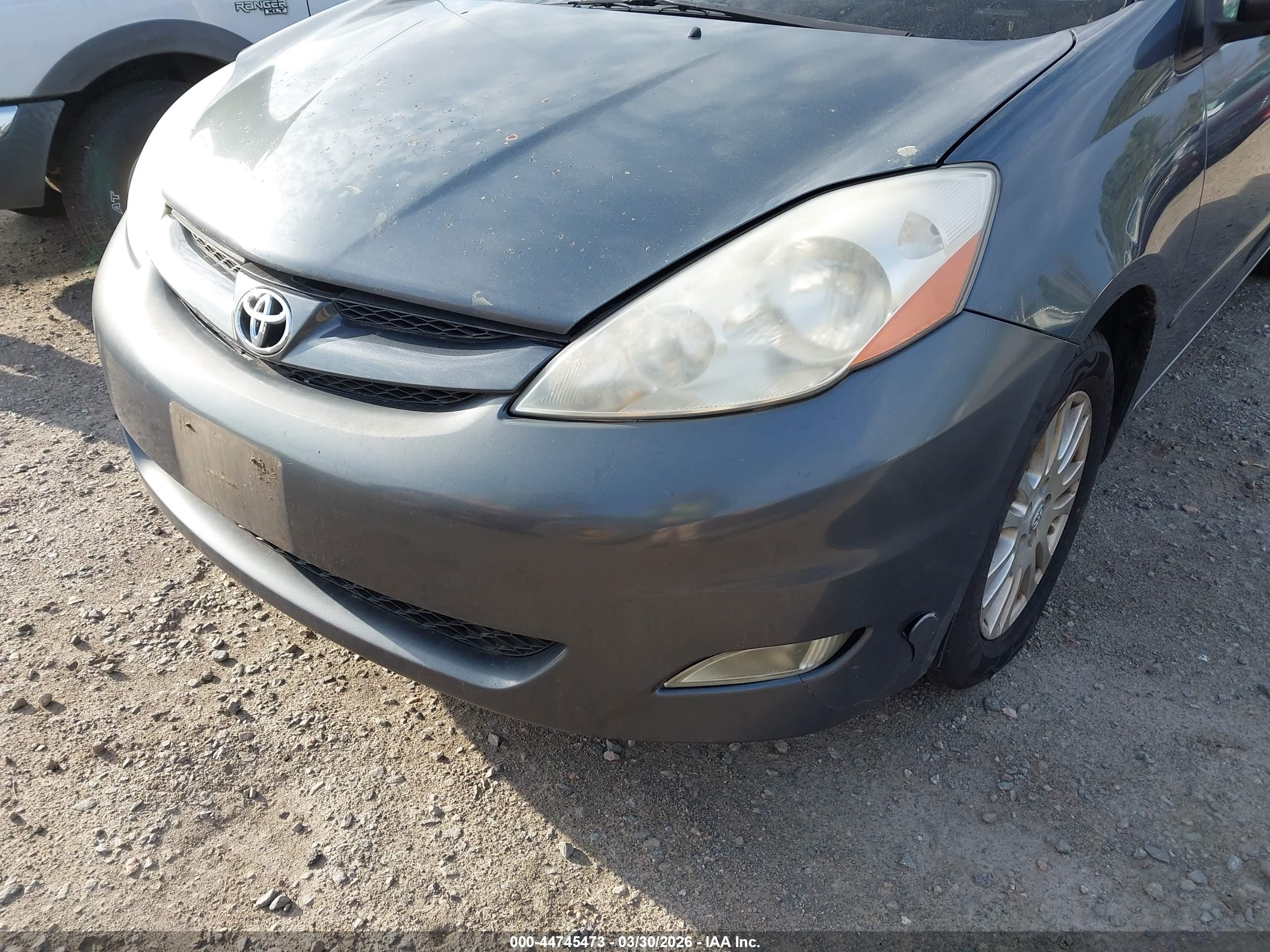 TOYOTA SIENNA image 6
