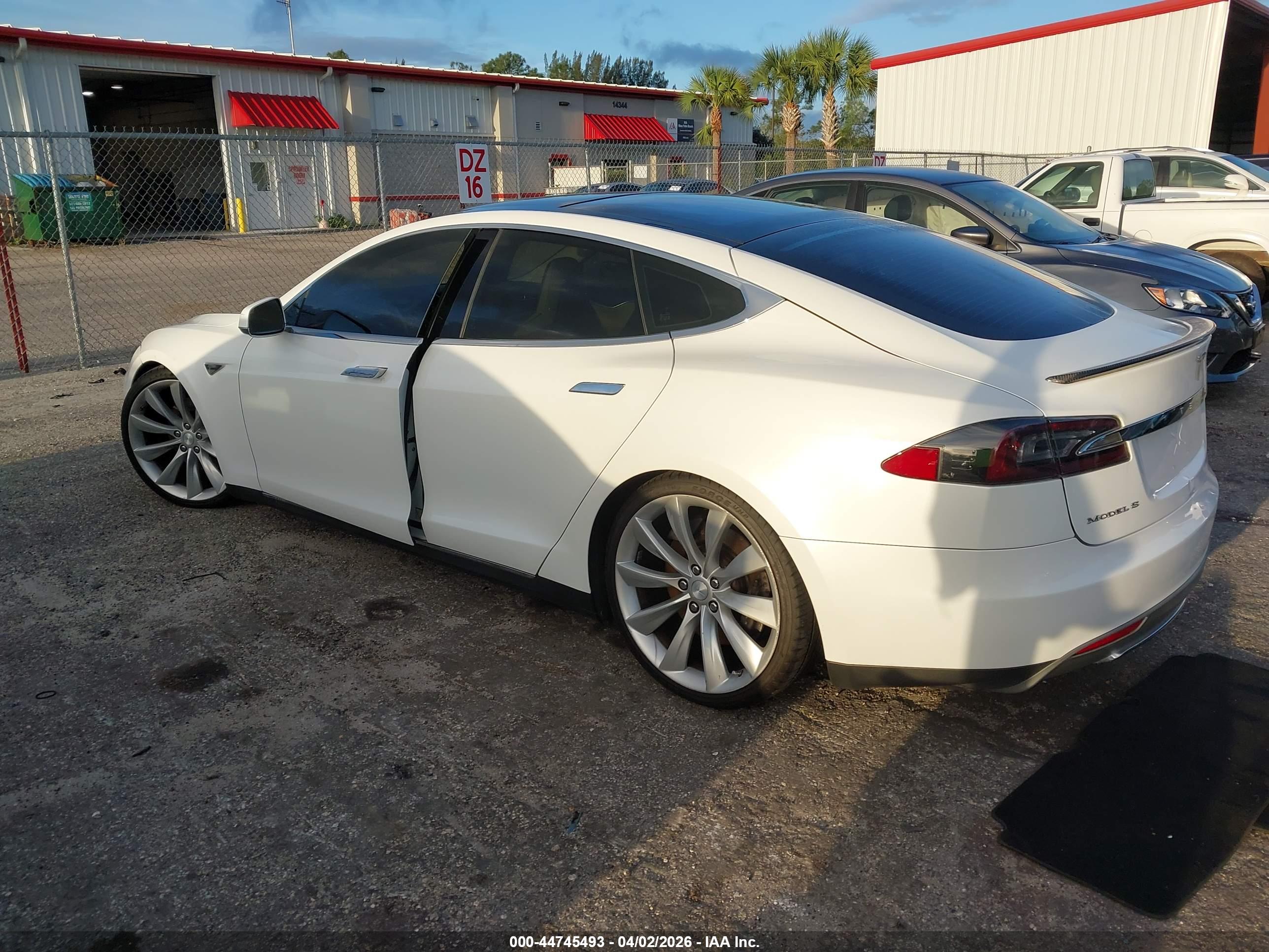 TESLA MODEL image 3