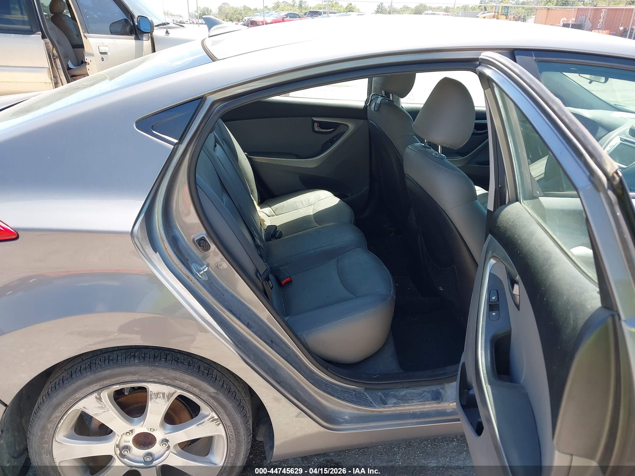 HYUNDAI ELANTRA image 8