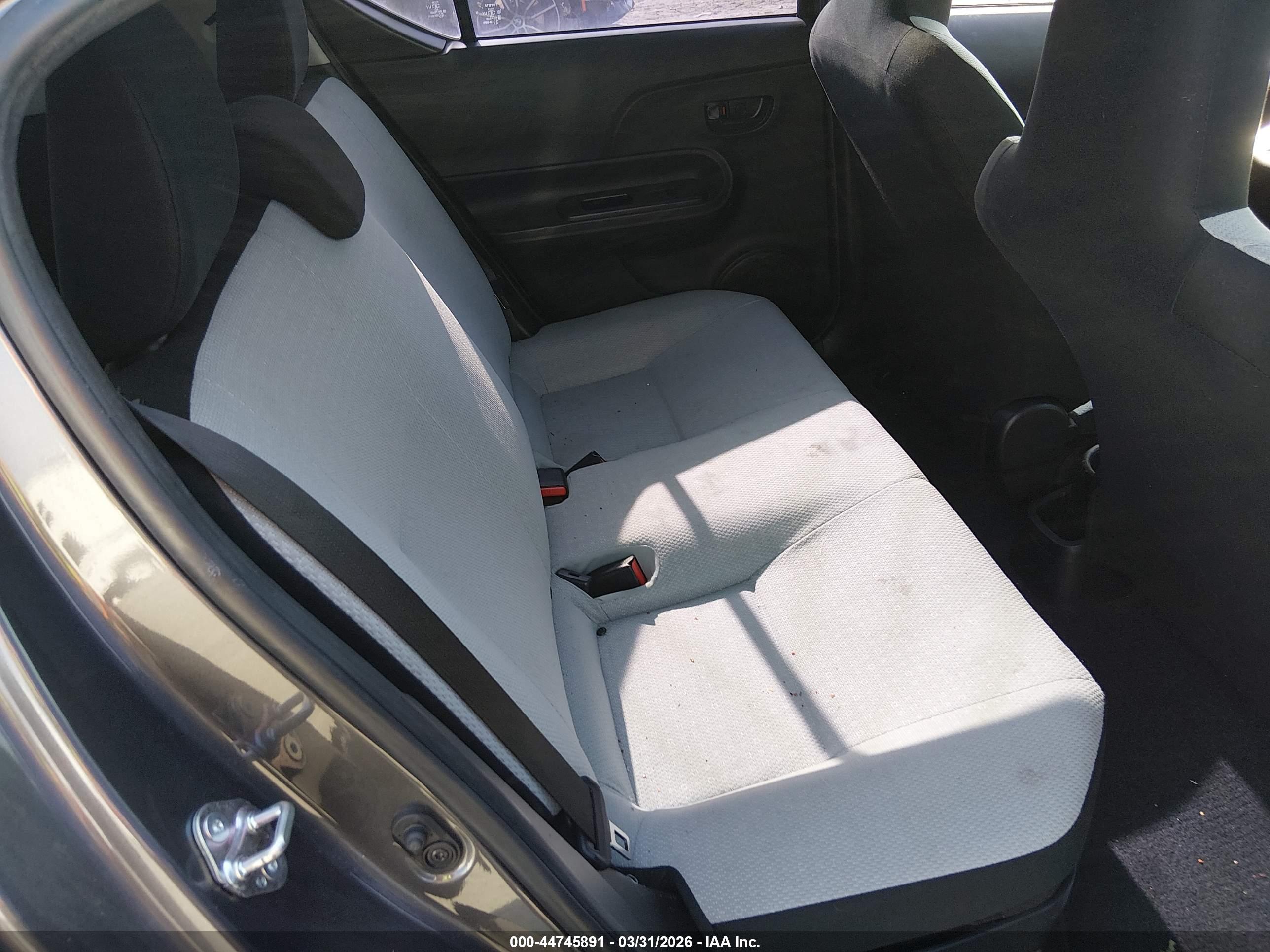 TOYOTA PRIUS image 8