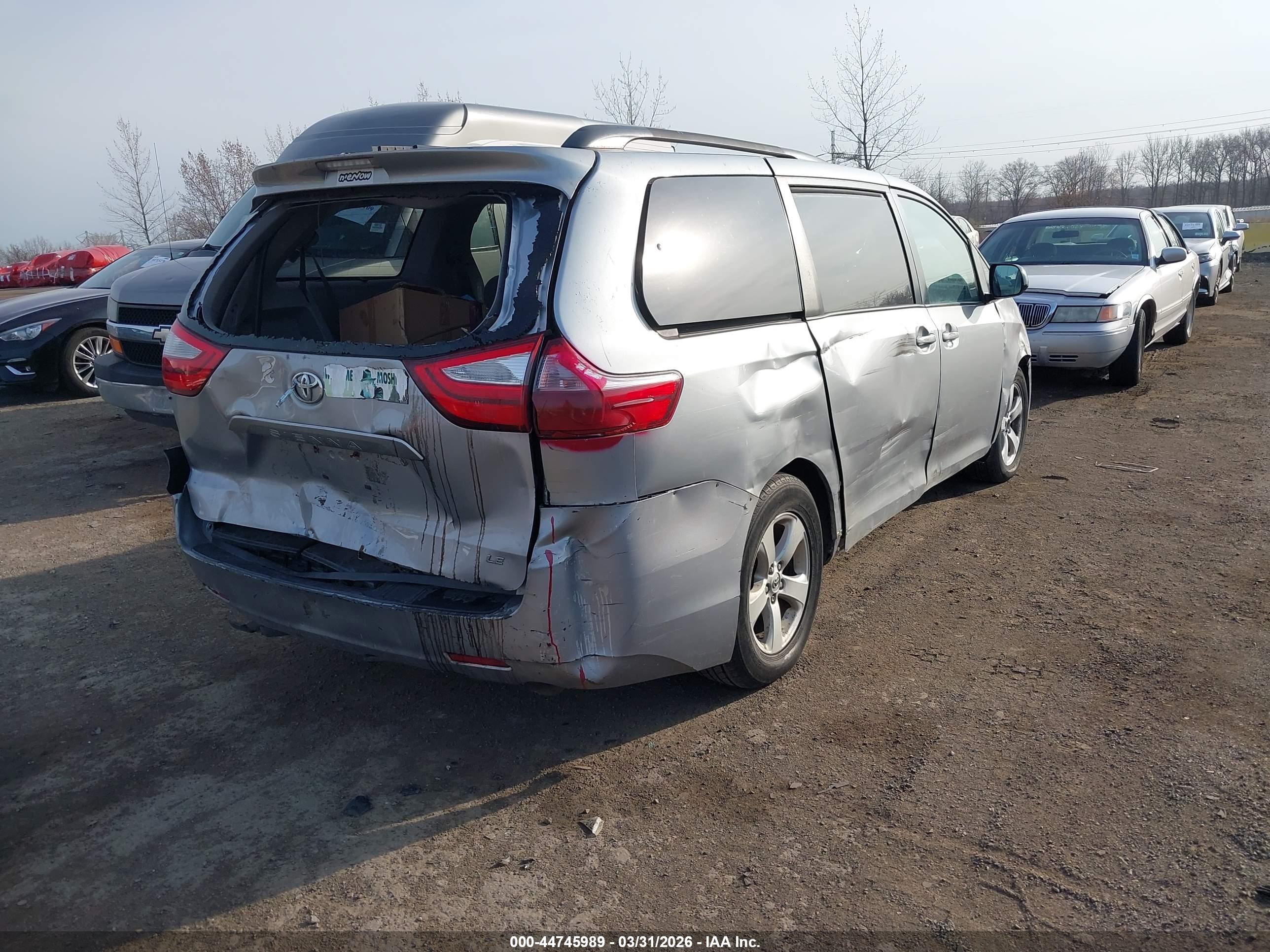 TOYOTA SIENNA image 4