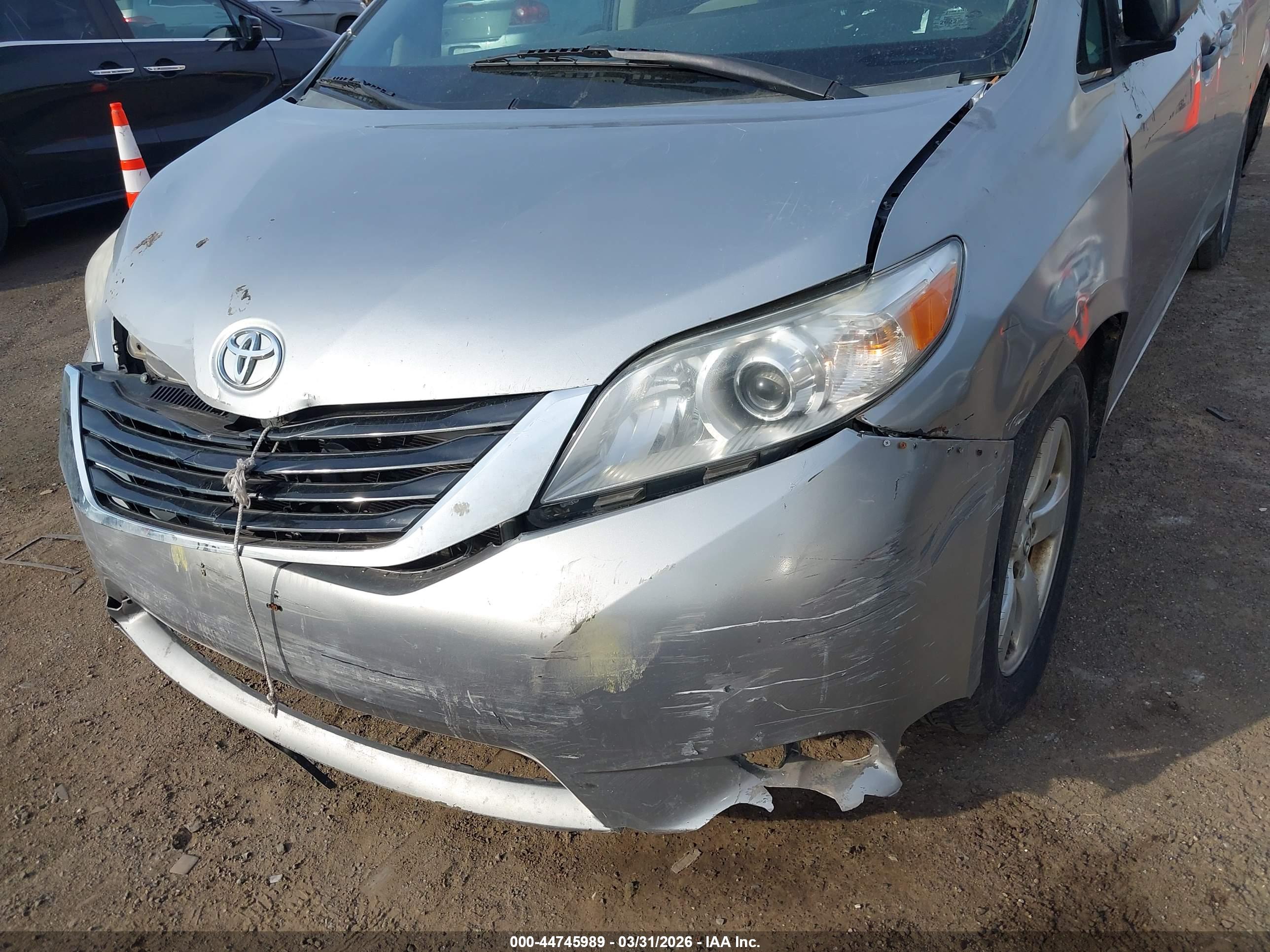 TOYOTA SIENNA image 6