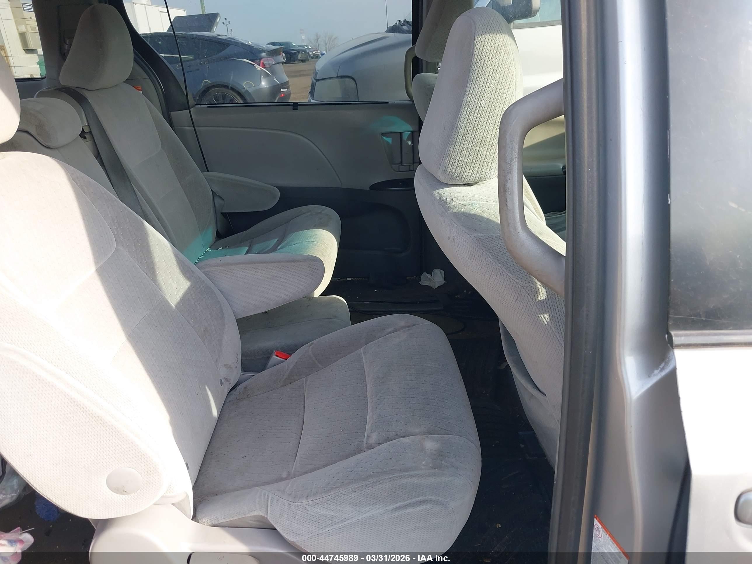 TOYOTA SIENNA image 8