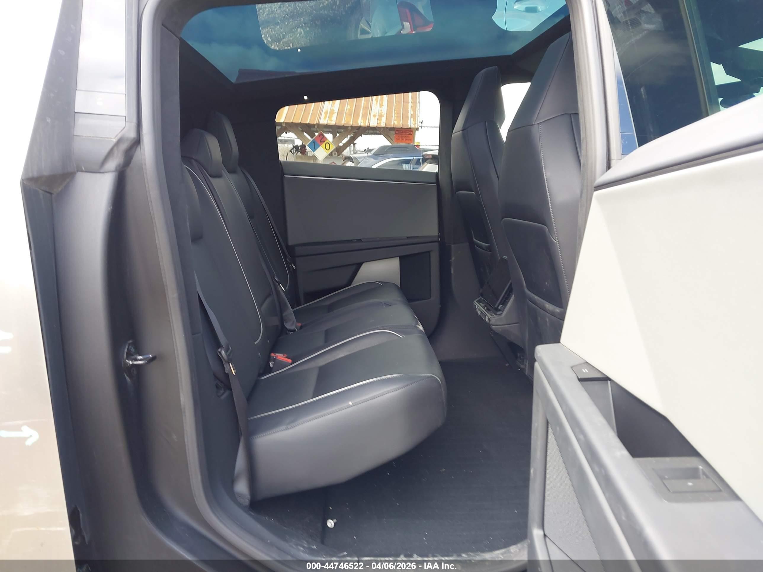 TESLA CYBERTRUCK image 8