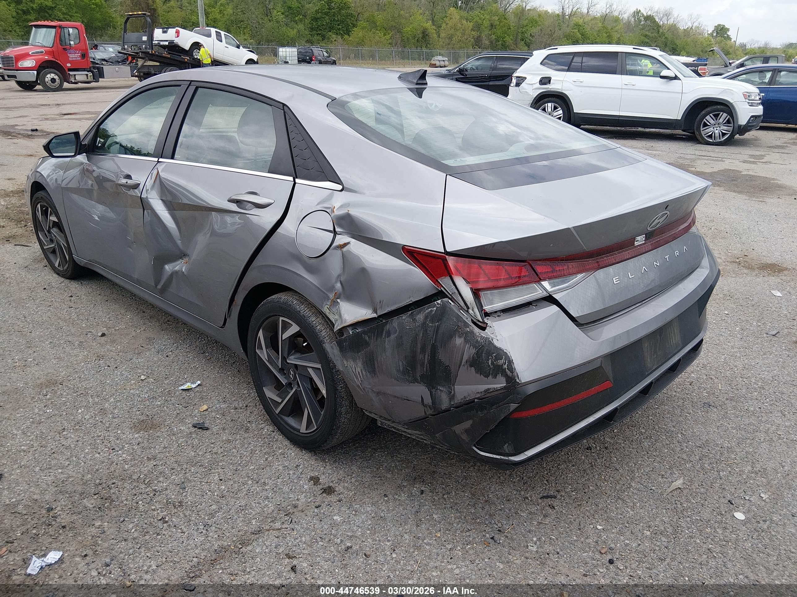 HYUNDAI ELANTRA image 3