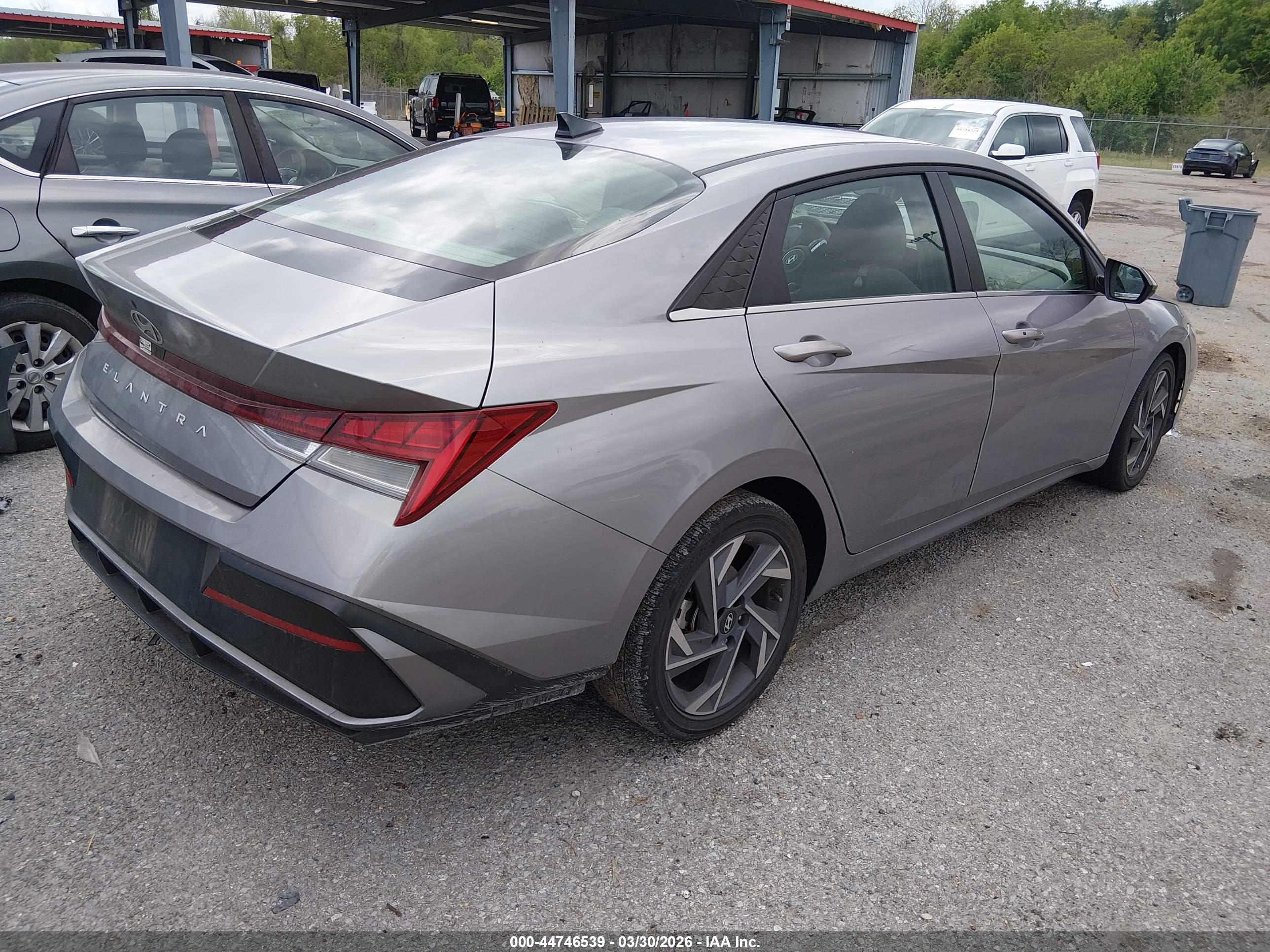 HYUNDAI ELANTRA image 4