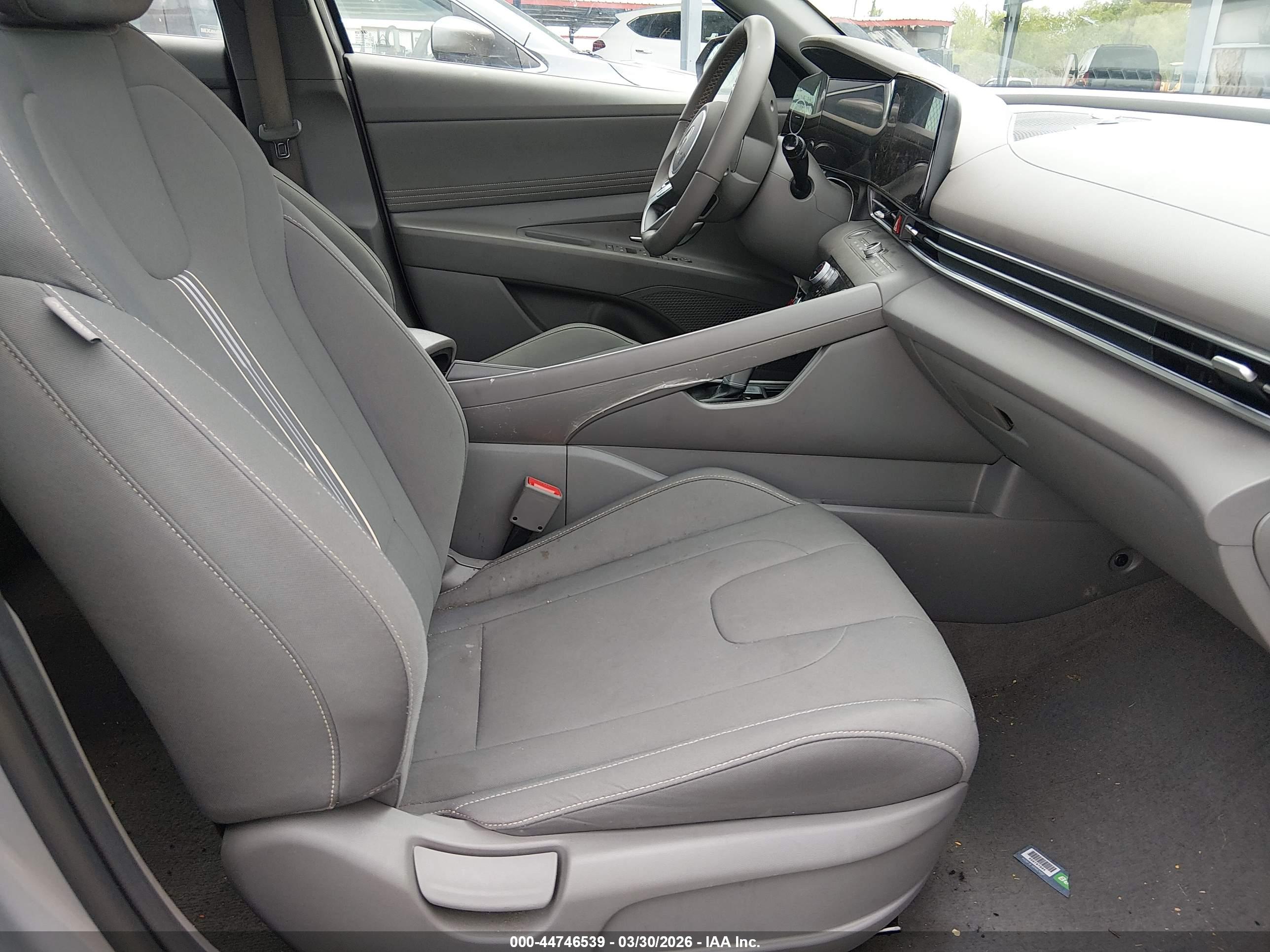 HYUNDAI ELANTRA image 5
