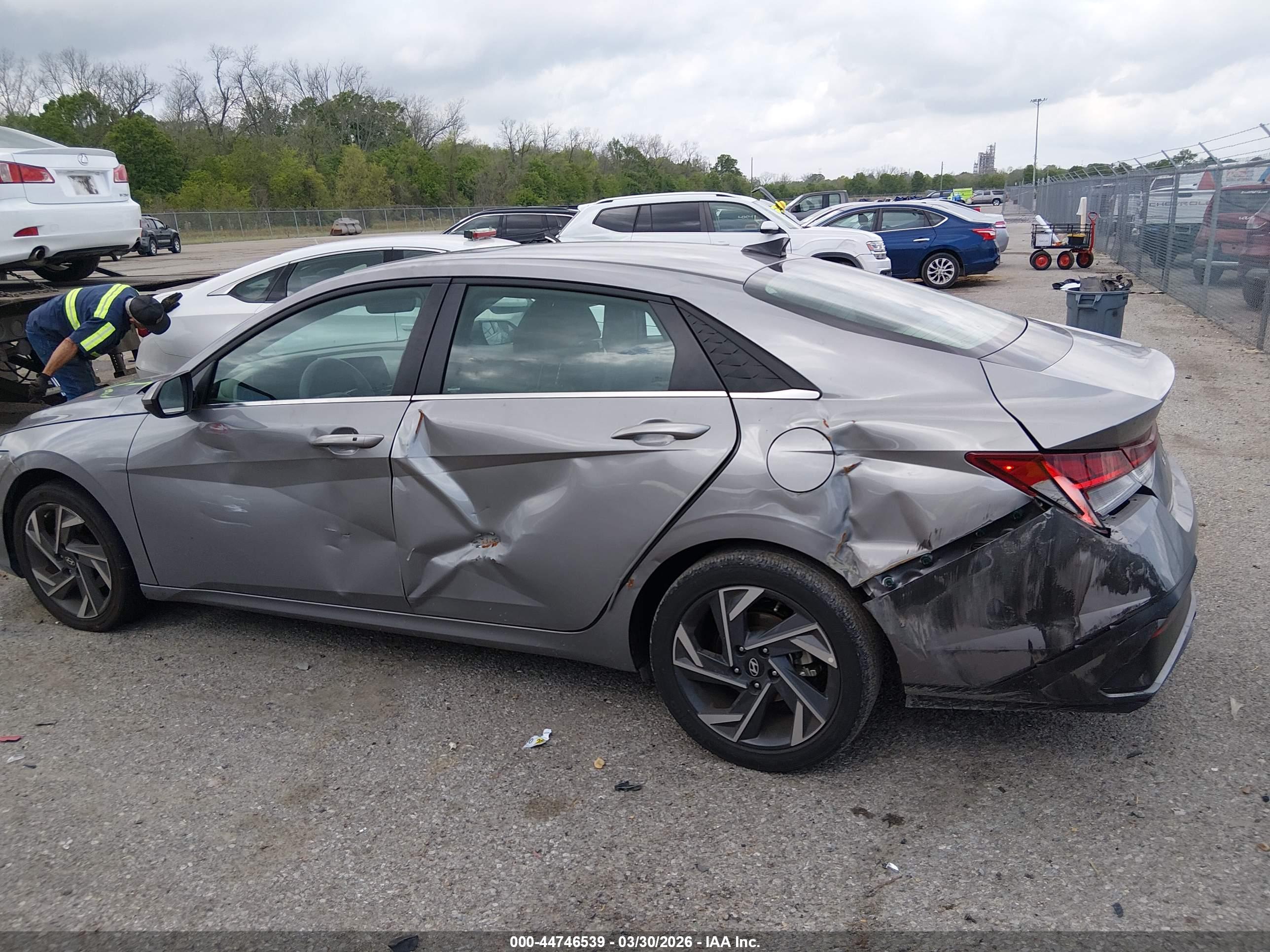 HYUNDAI ELANTRA image 6