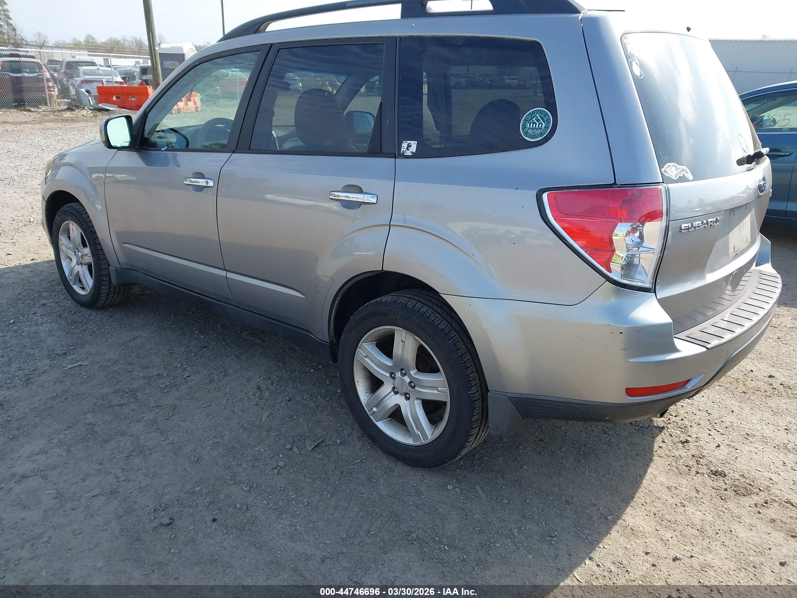 SUBARU FORESTER image 6