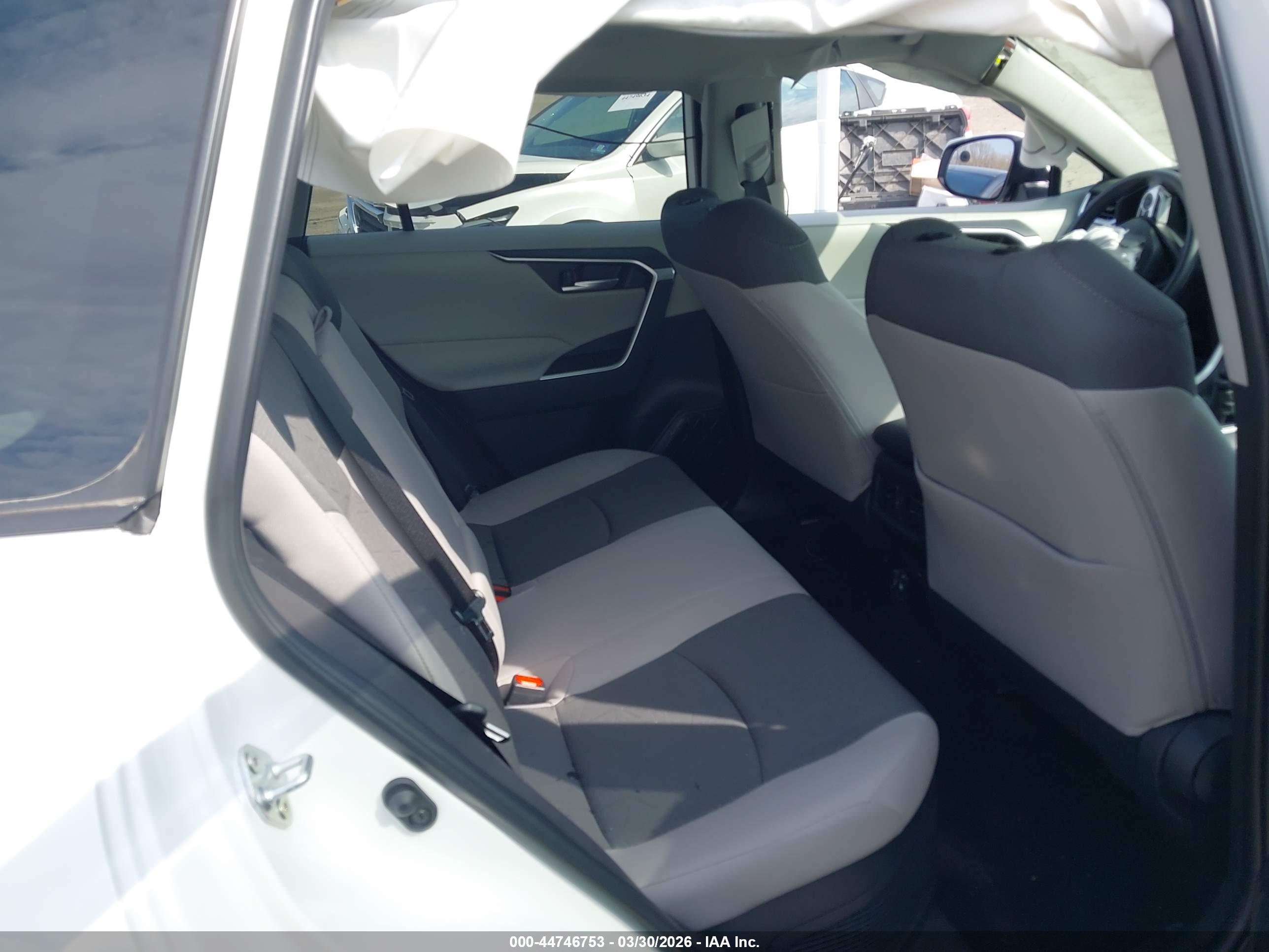 TOYOTA RAV4 image 8