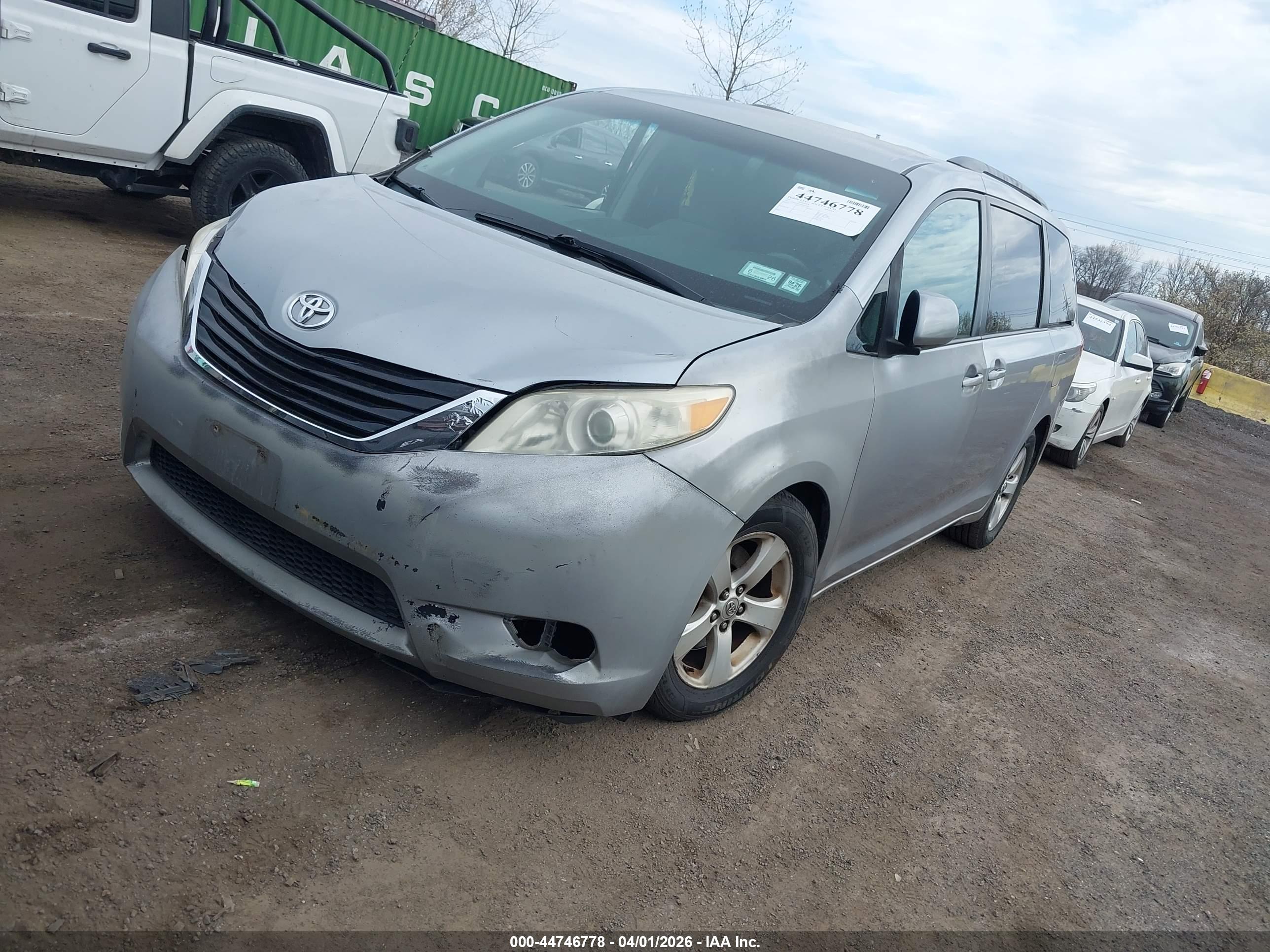 TOYOTA SIENNA image 2