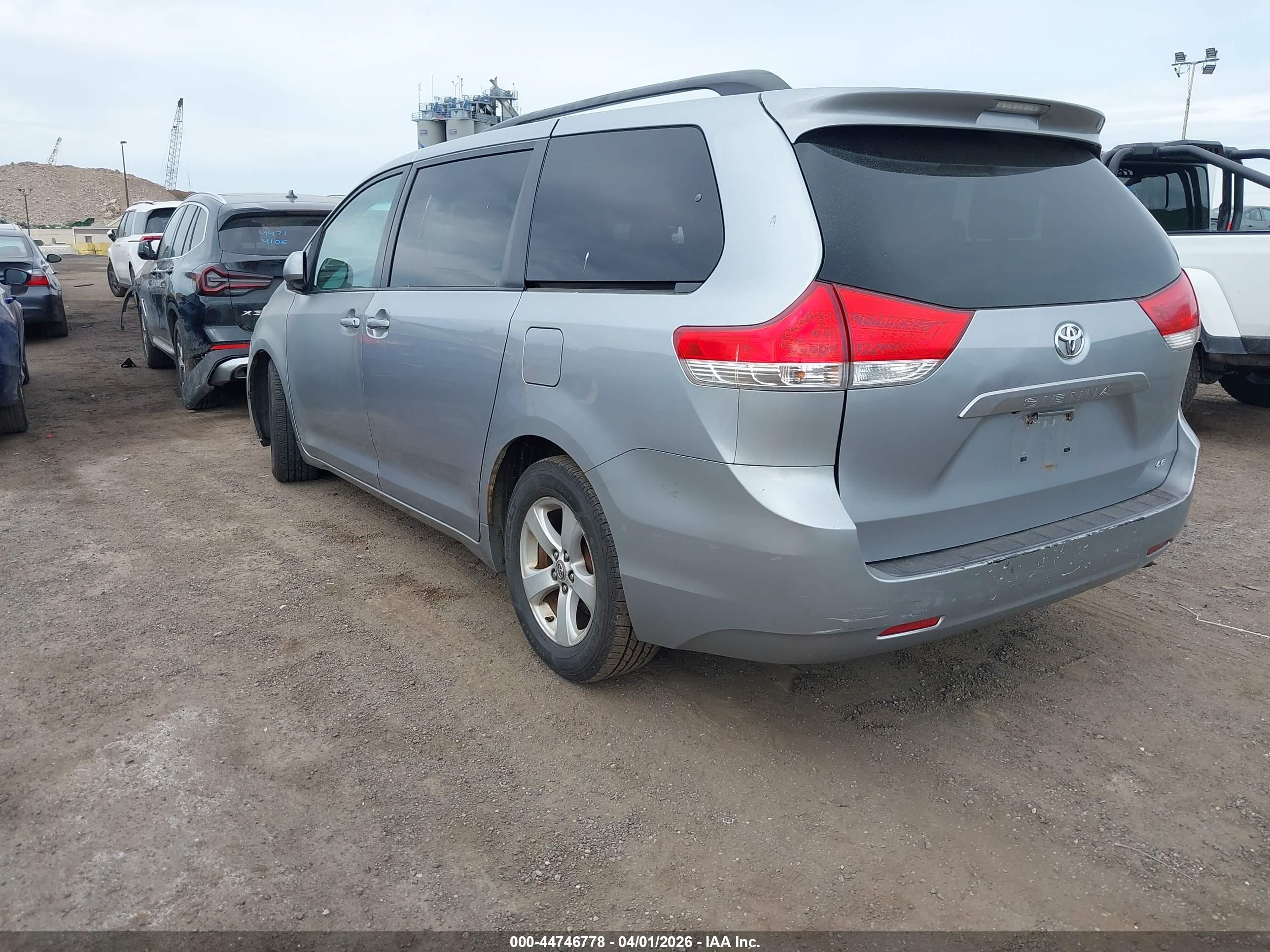 TOYOTA SIENNA image 3
