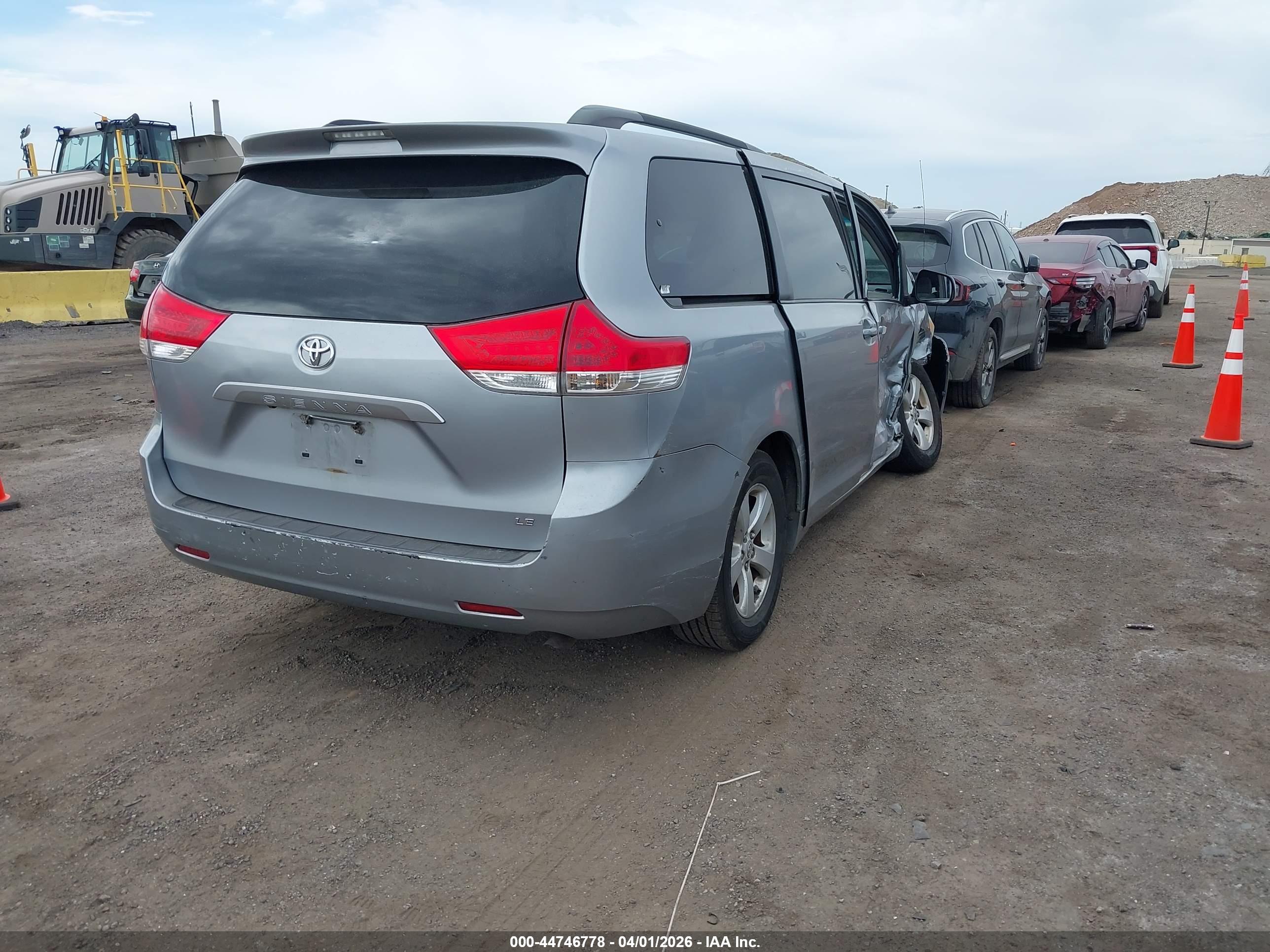 TOYOTA SIENNA image 4