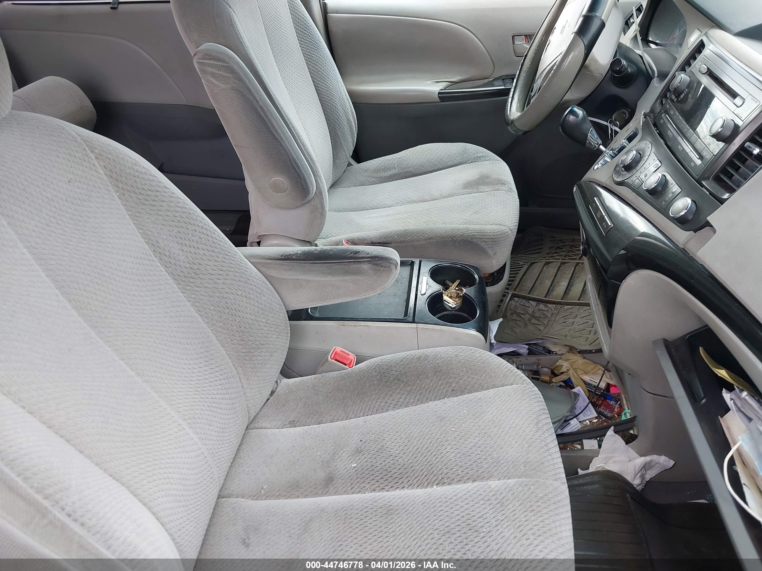 TOYOTA SIENNA image 5