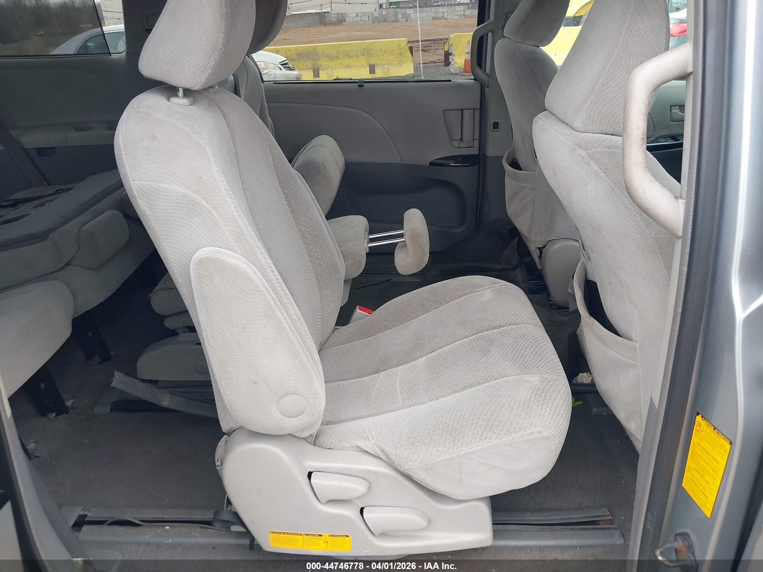 TOYOTA SIENNA image 8