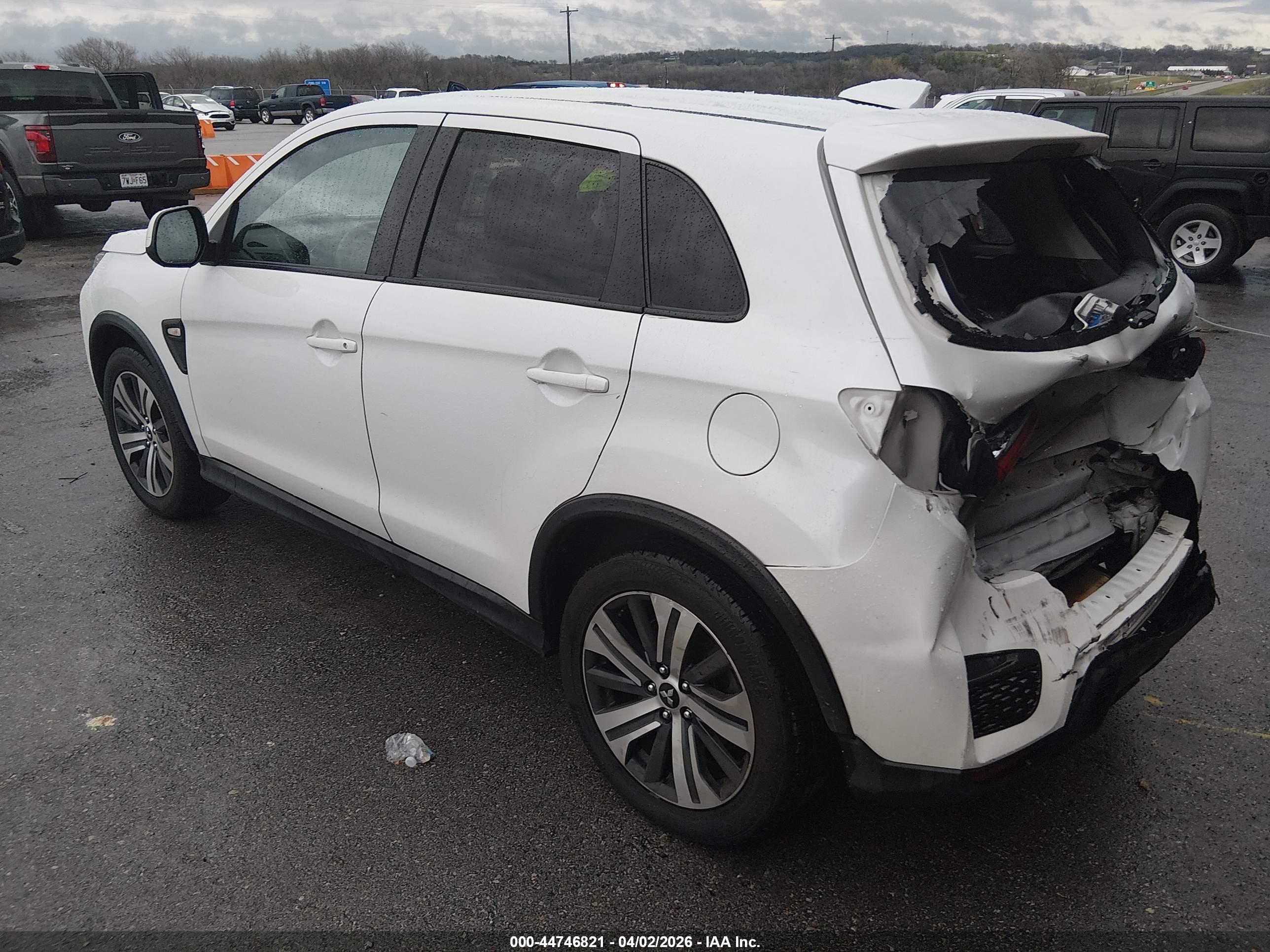 MITSUBISHI OUTLANDER image 3