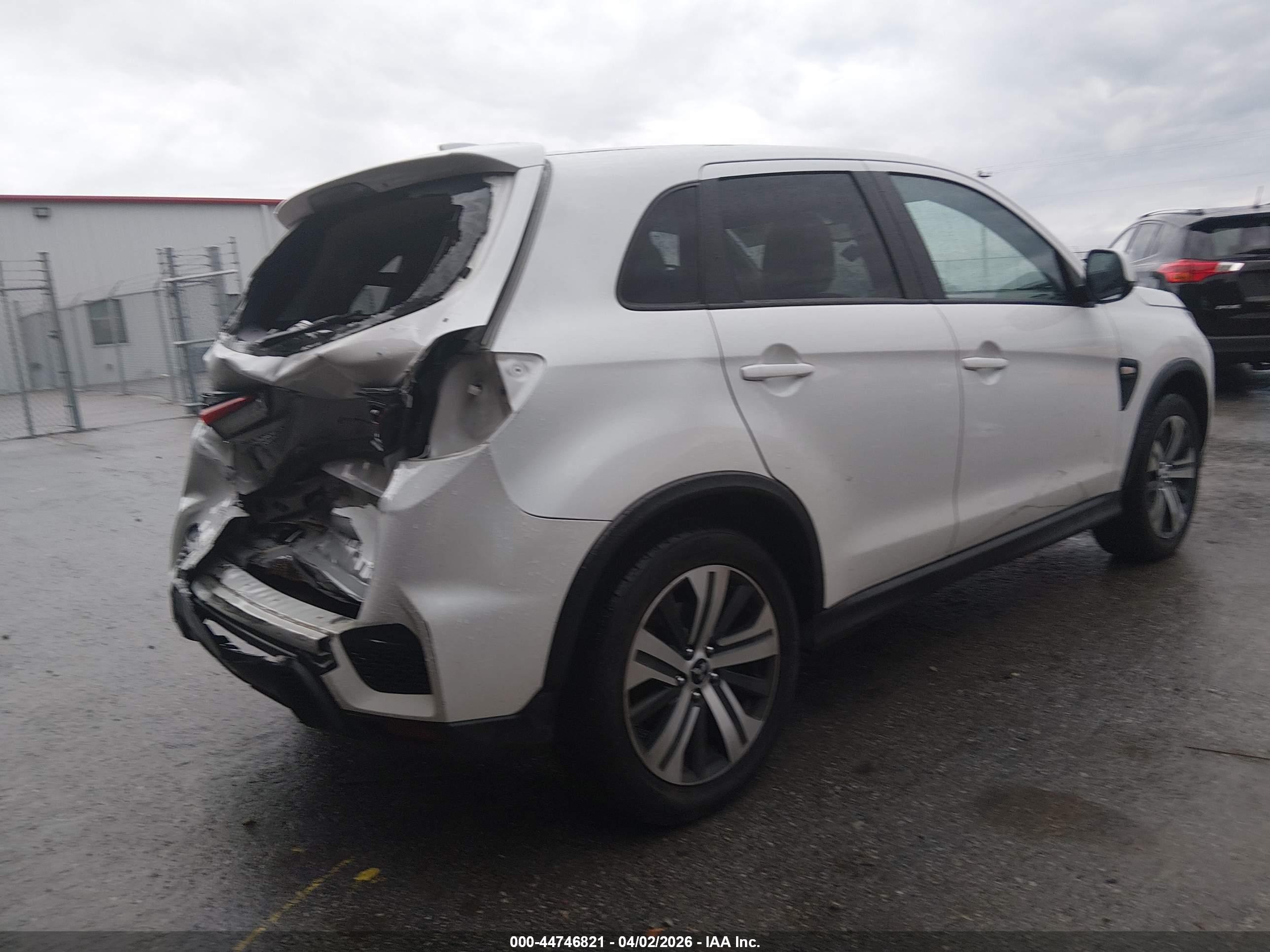 MITSUBISHI OUTLANDER image 4