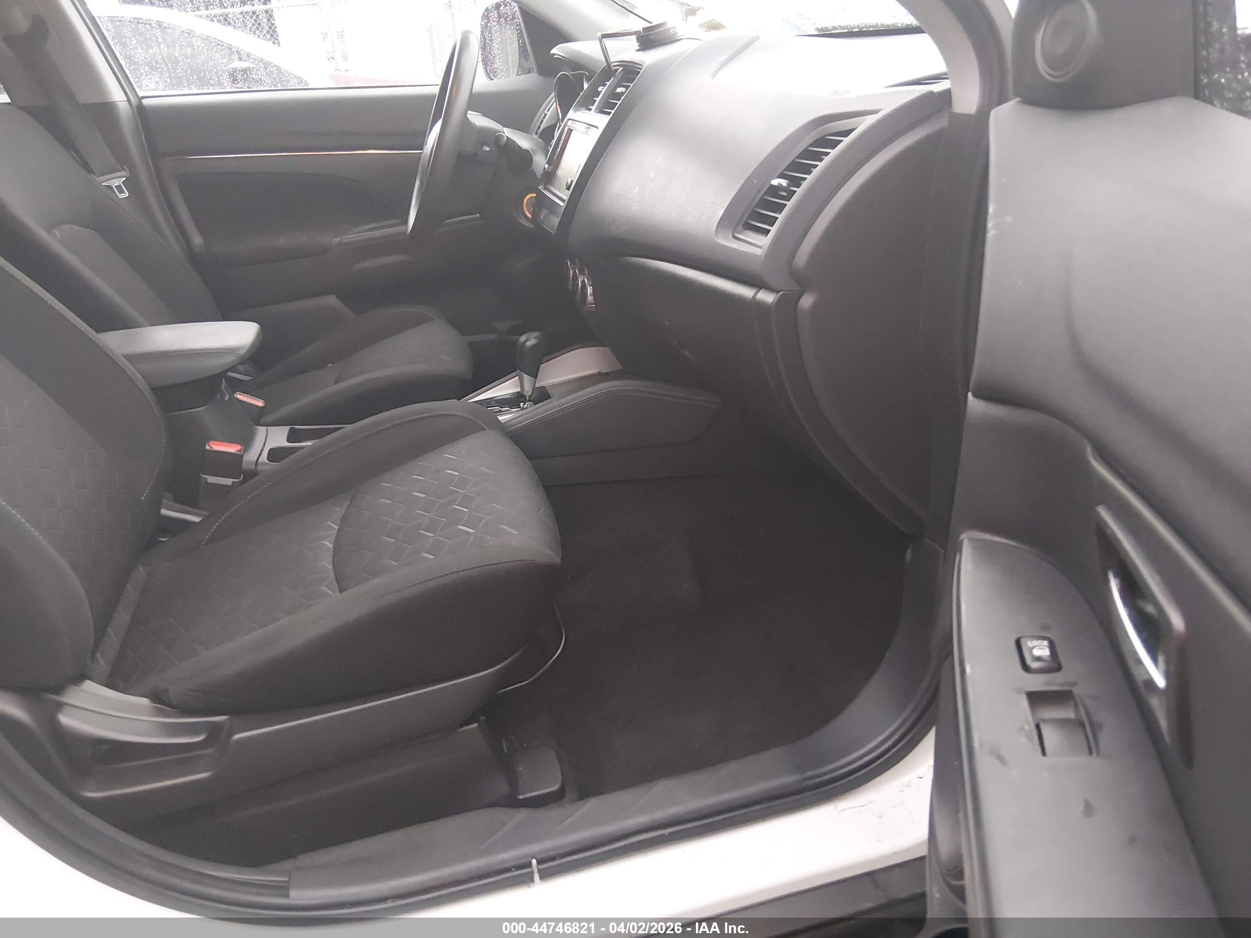 MITSUBISHI OUTLANDER image 5