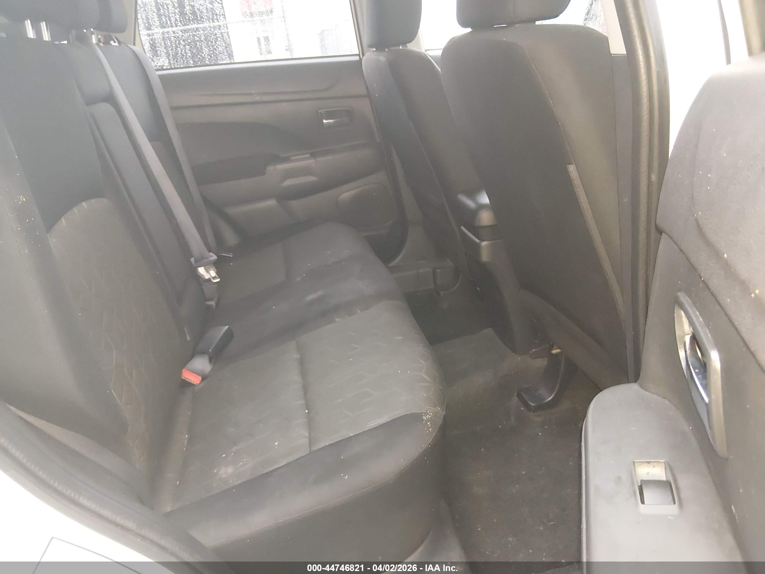 MITSUBISHI OUTLANDER image 8