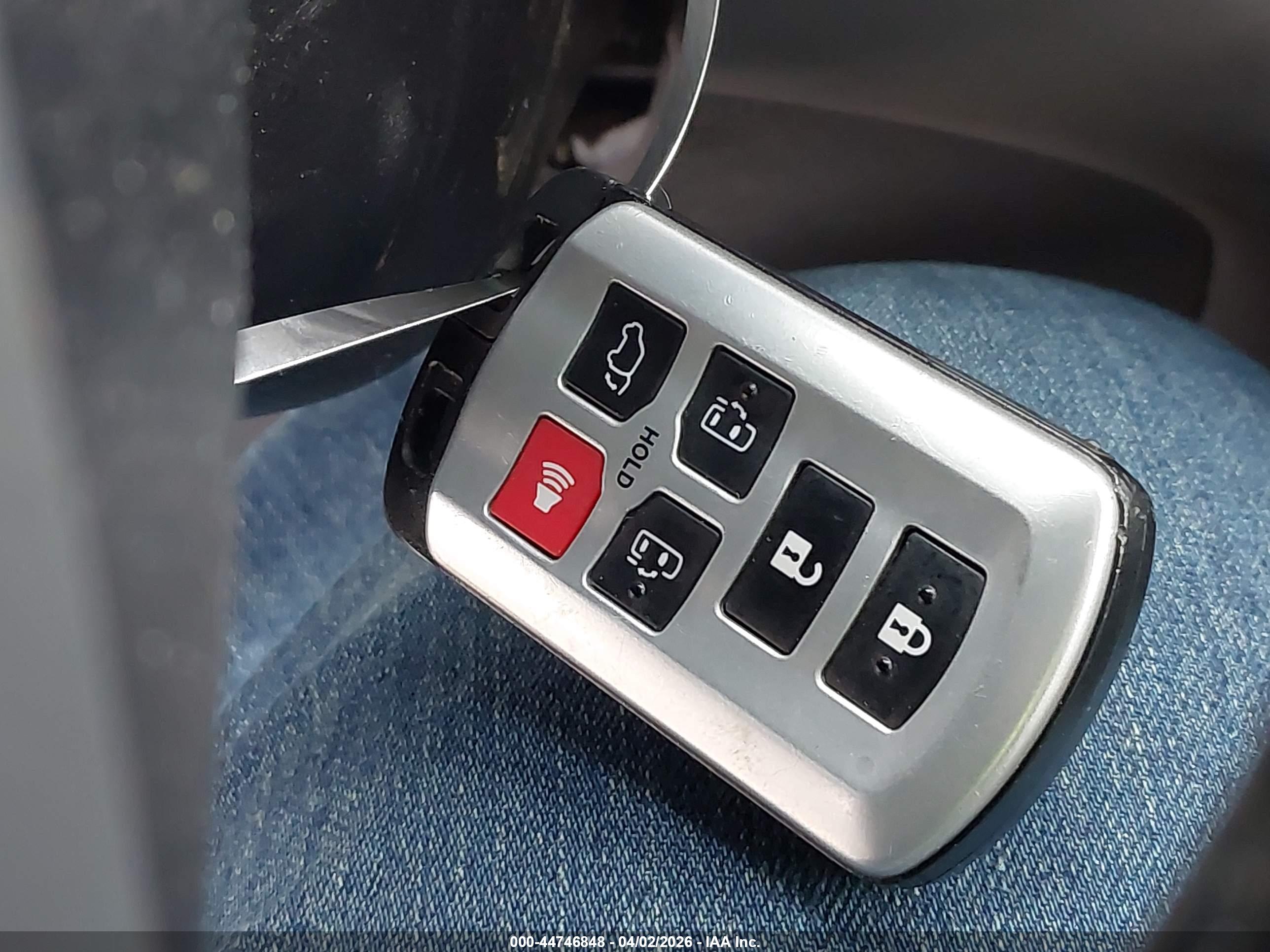 TOYOTA SIENNA image 11