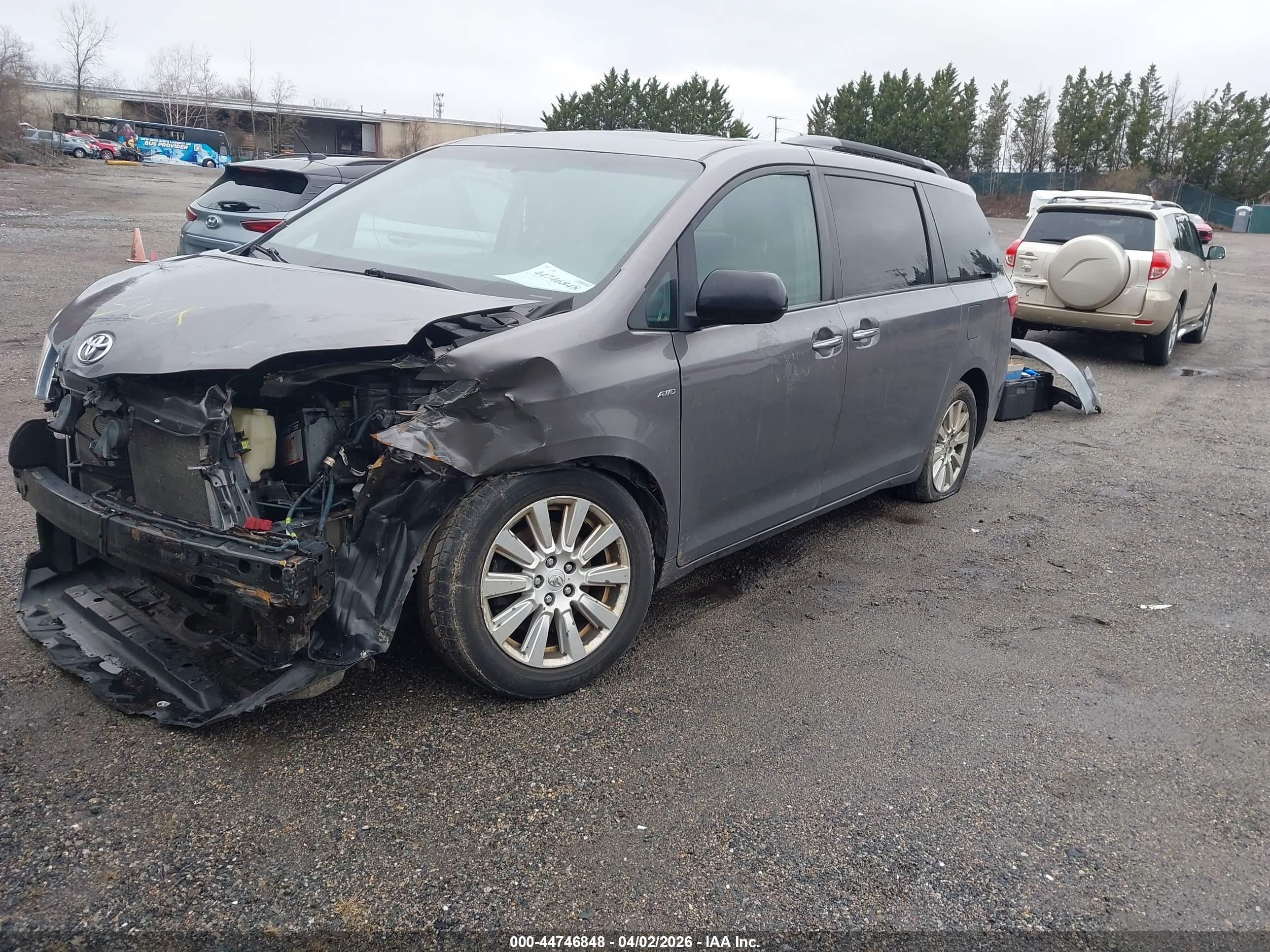 TOYOTA SIENNA image 2