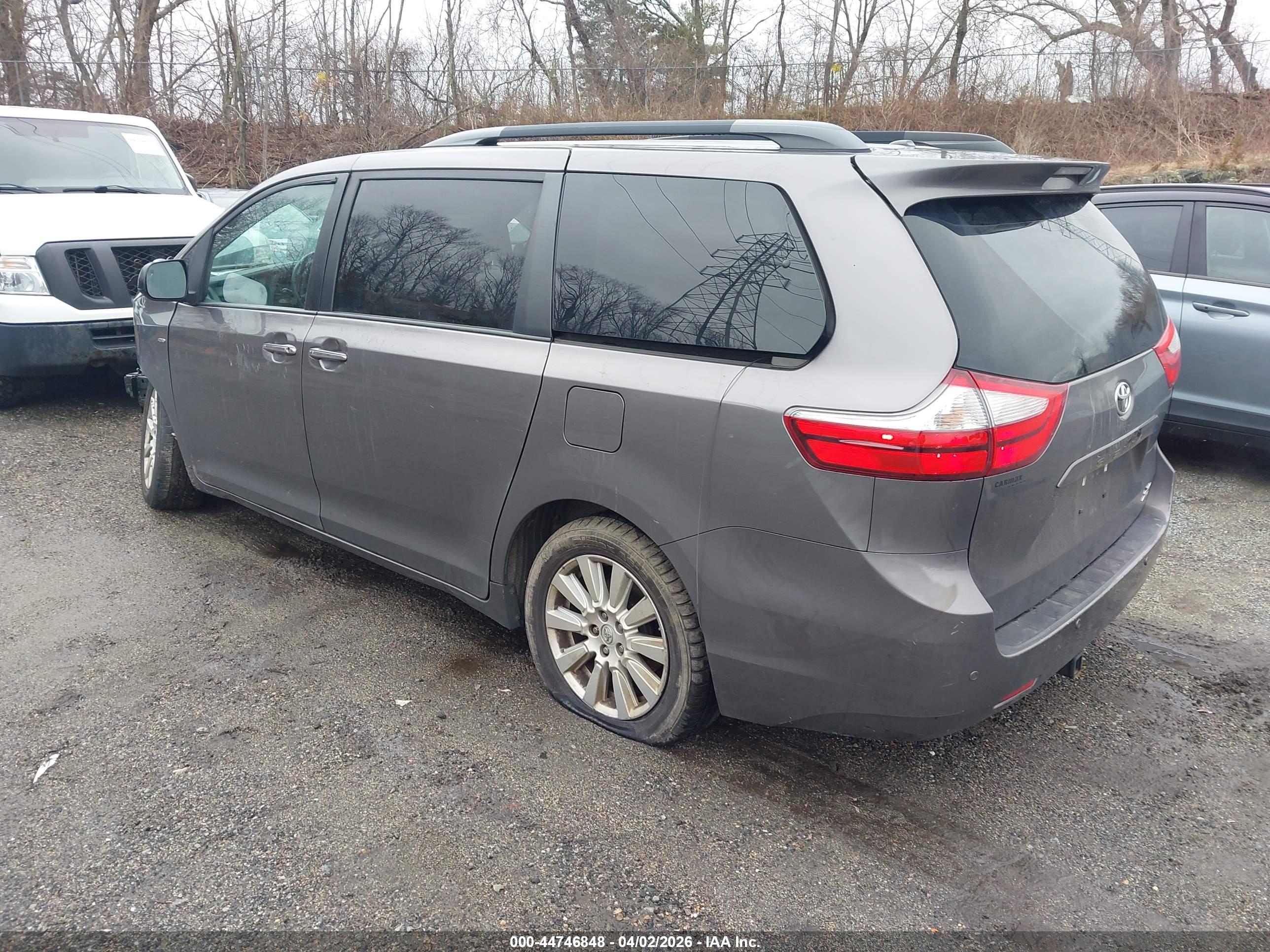 TOYOTA SIENNA image 3