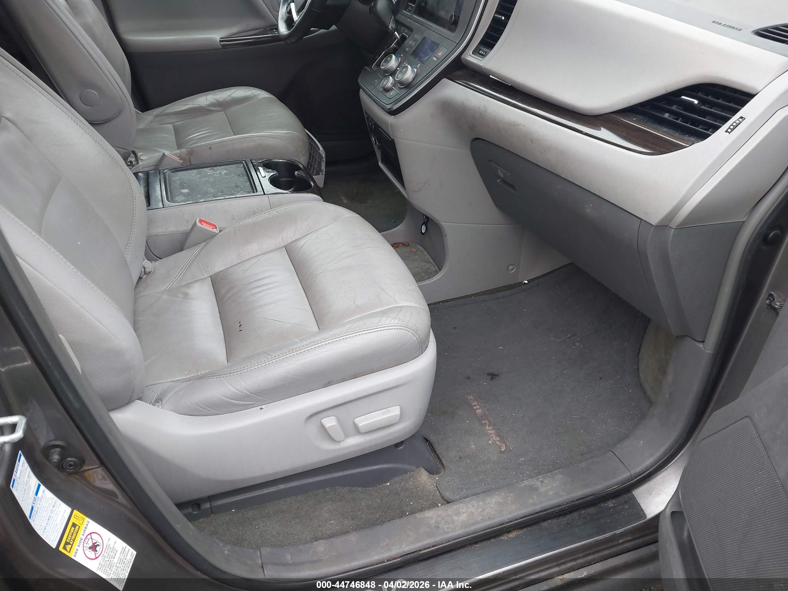 TOYOTA SIENNA image 5