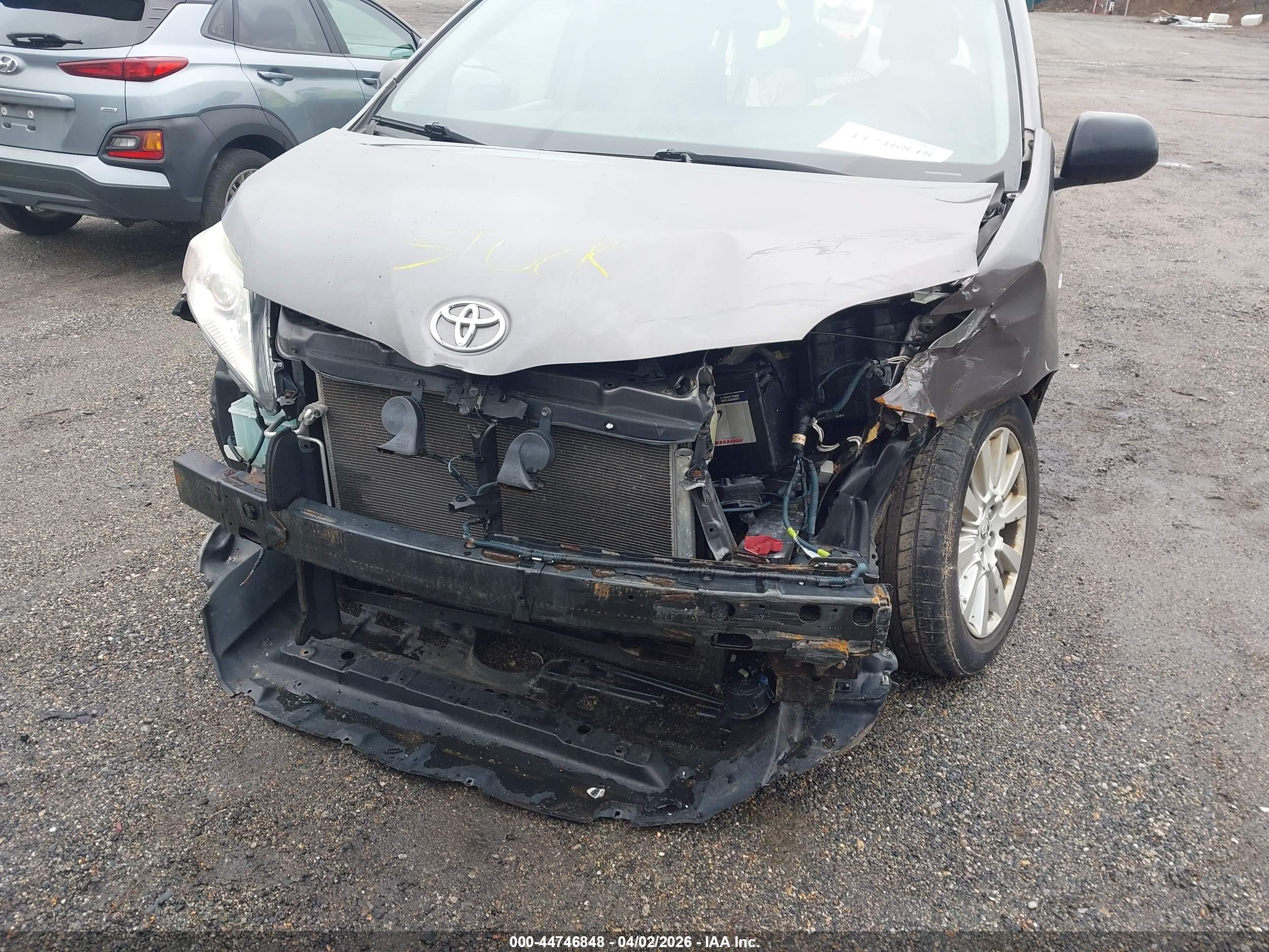 TOYOTA SIENNA image 6