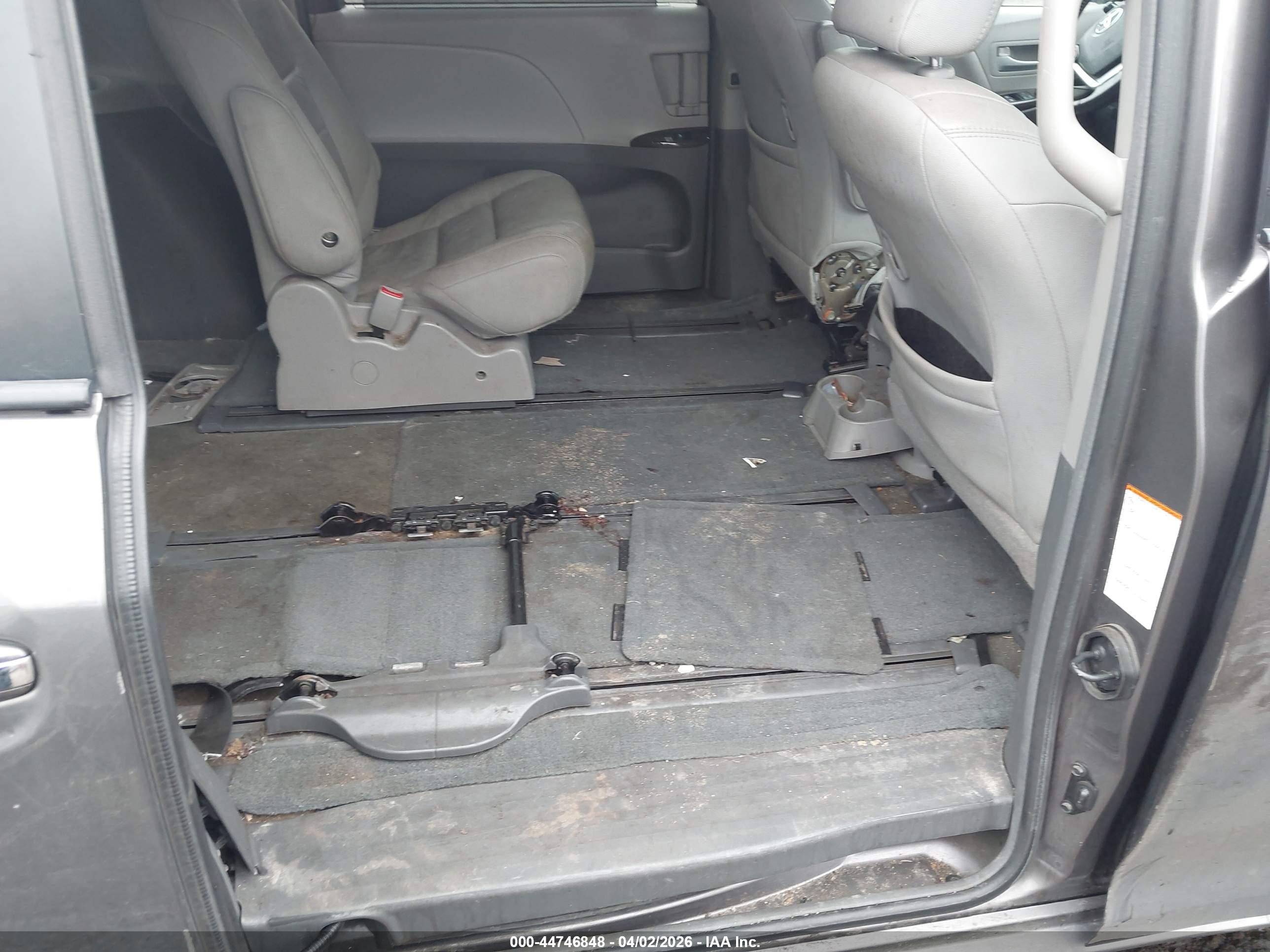 TOYOTA SIENNA image 8