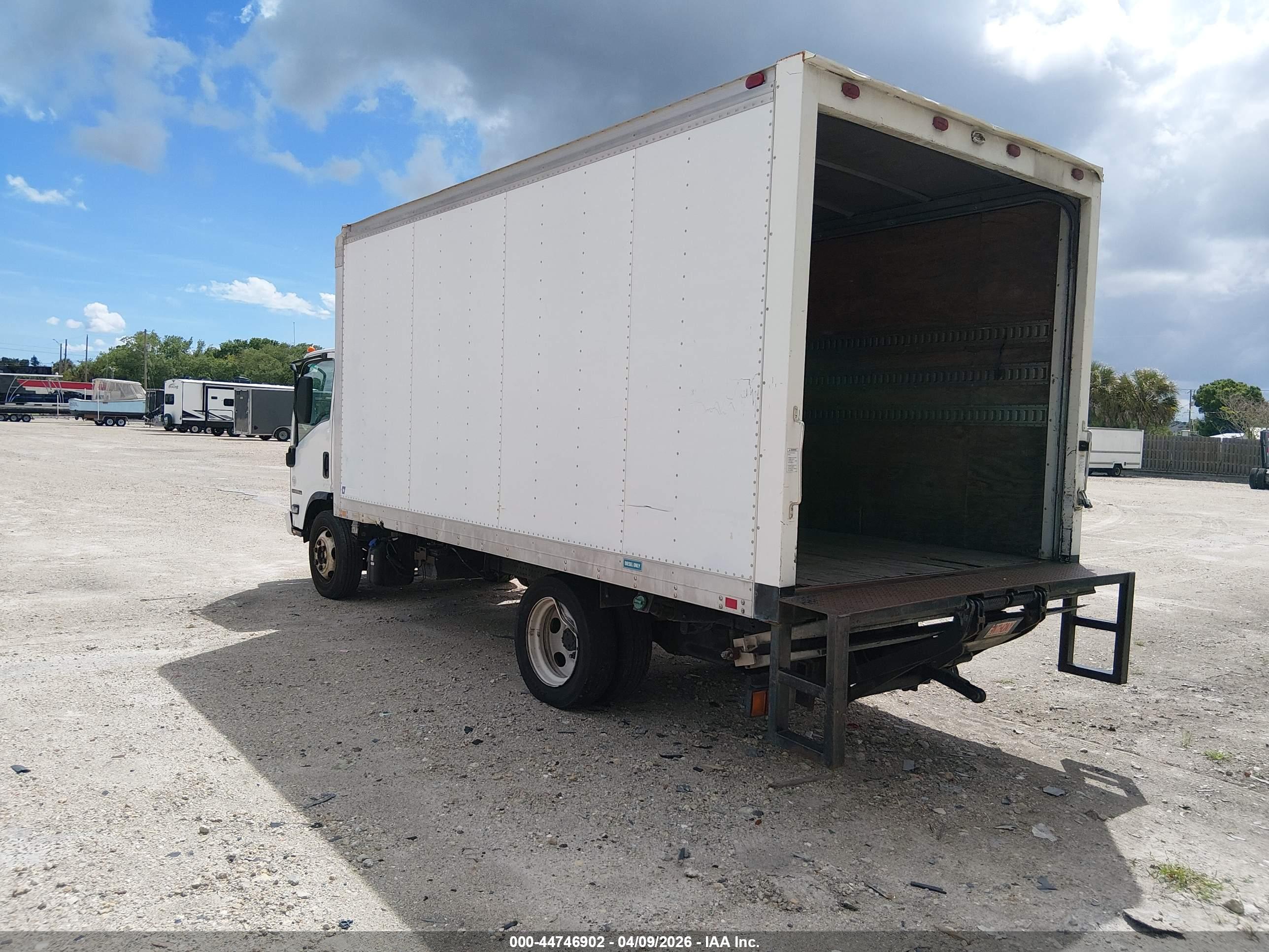 ISUZU NPR image 3