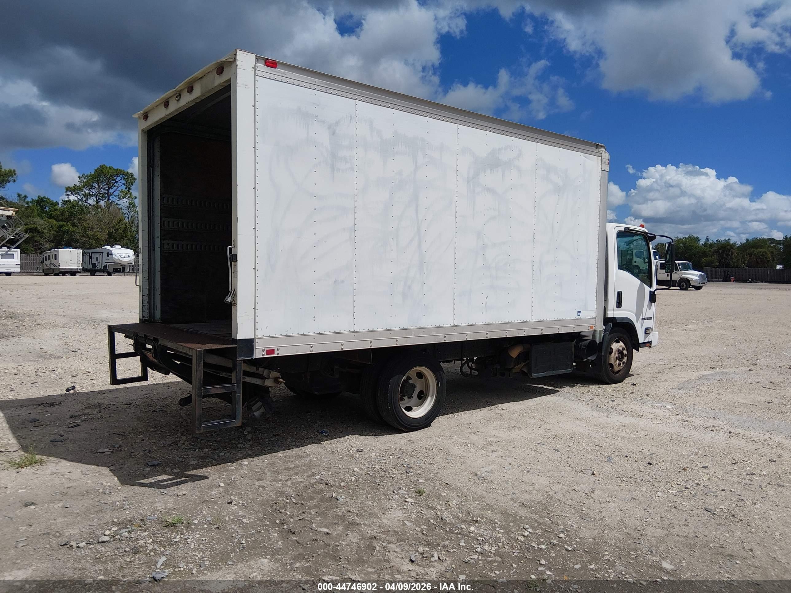 ISUZU NPR image 4
