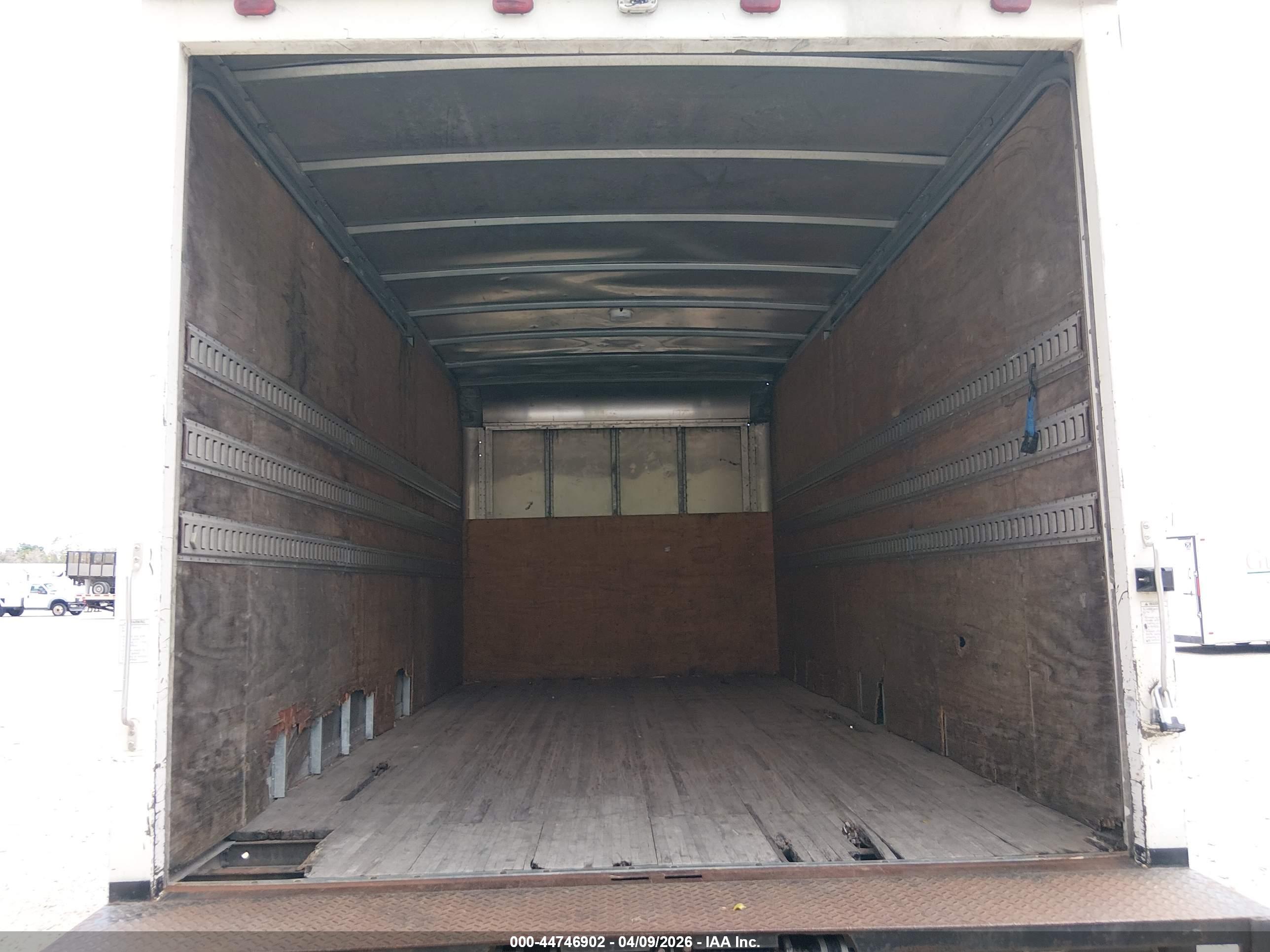 ISUZU NPR image 7