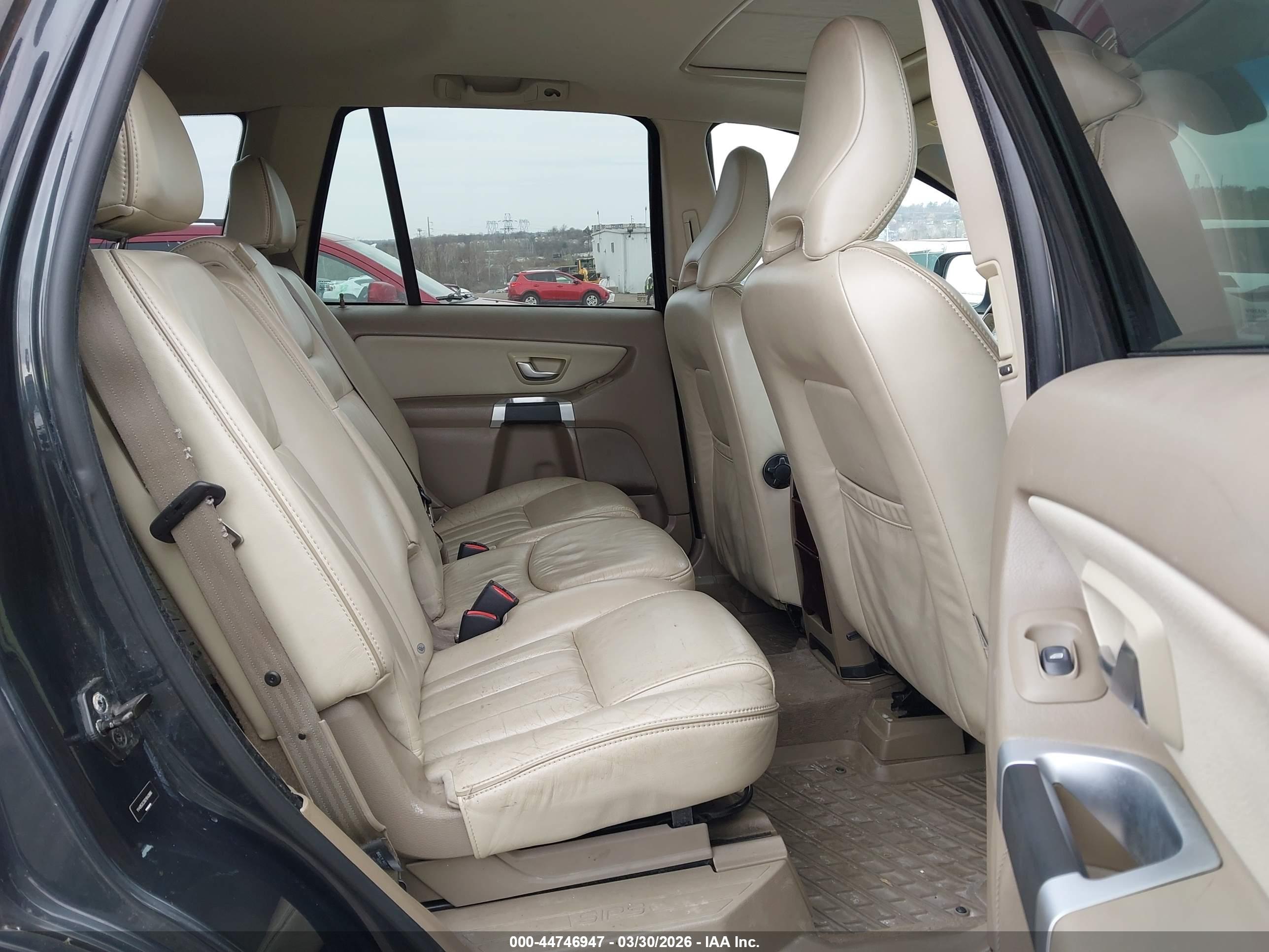VOLVO XC90 image 8