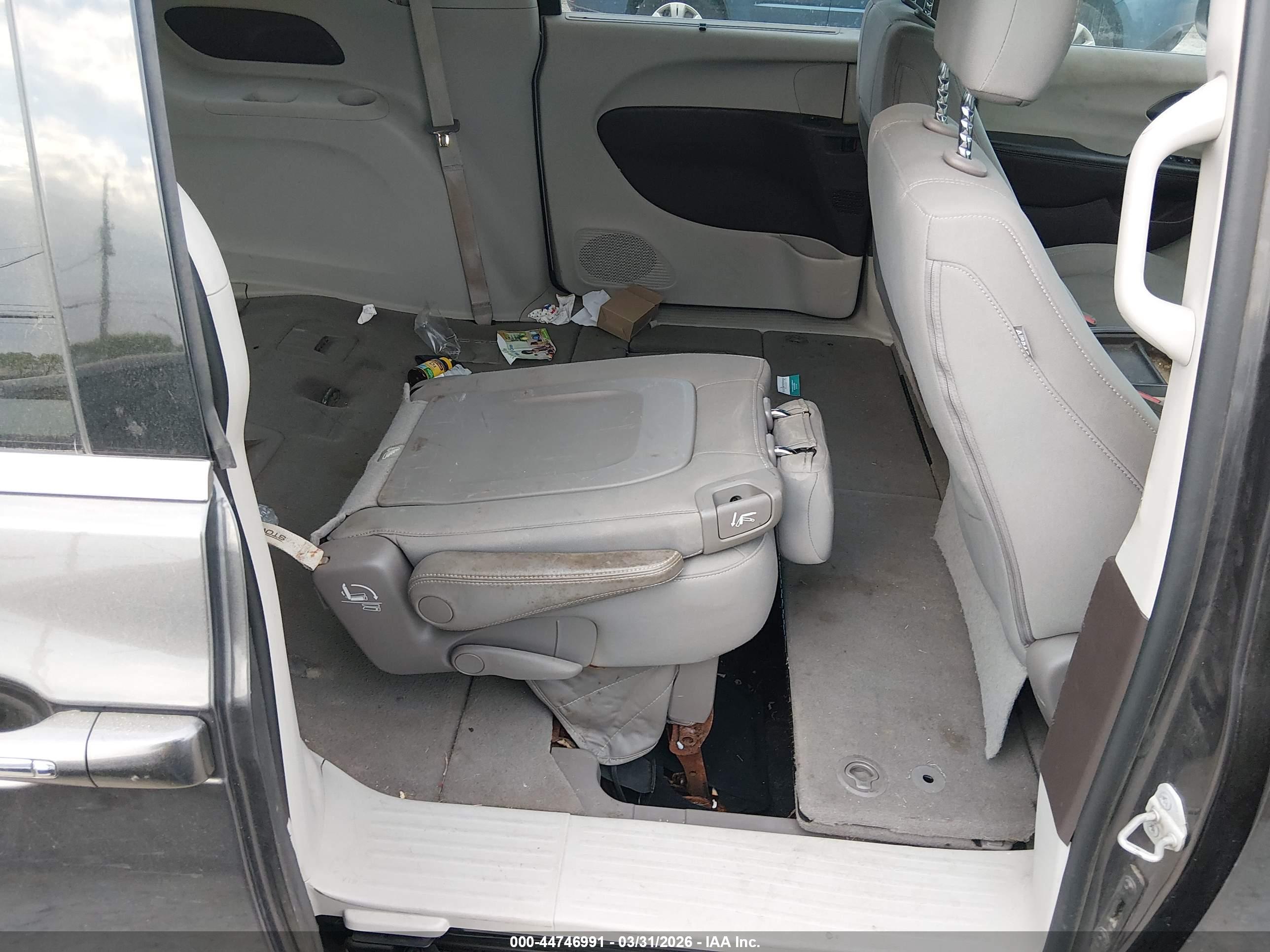 CHRYSLER PACIFICA image 8