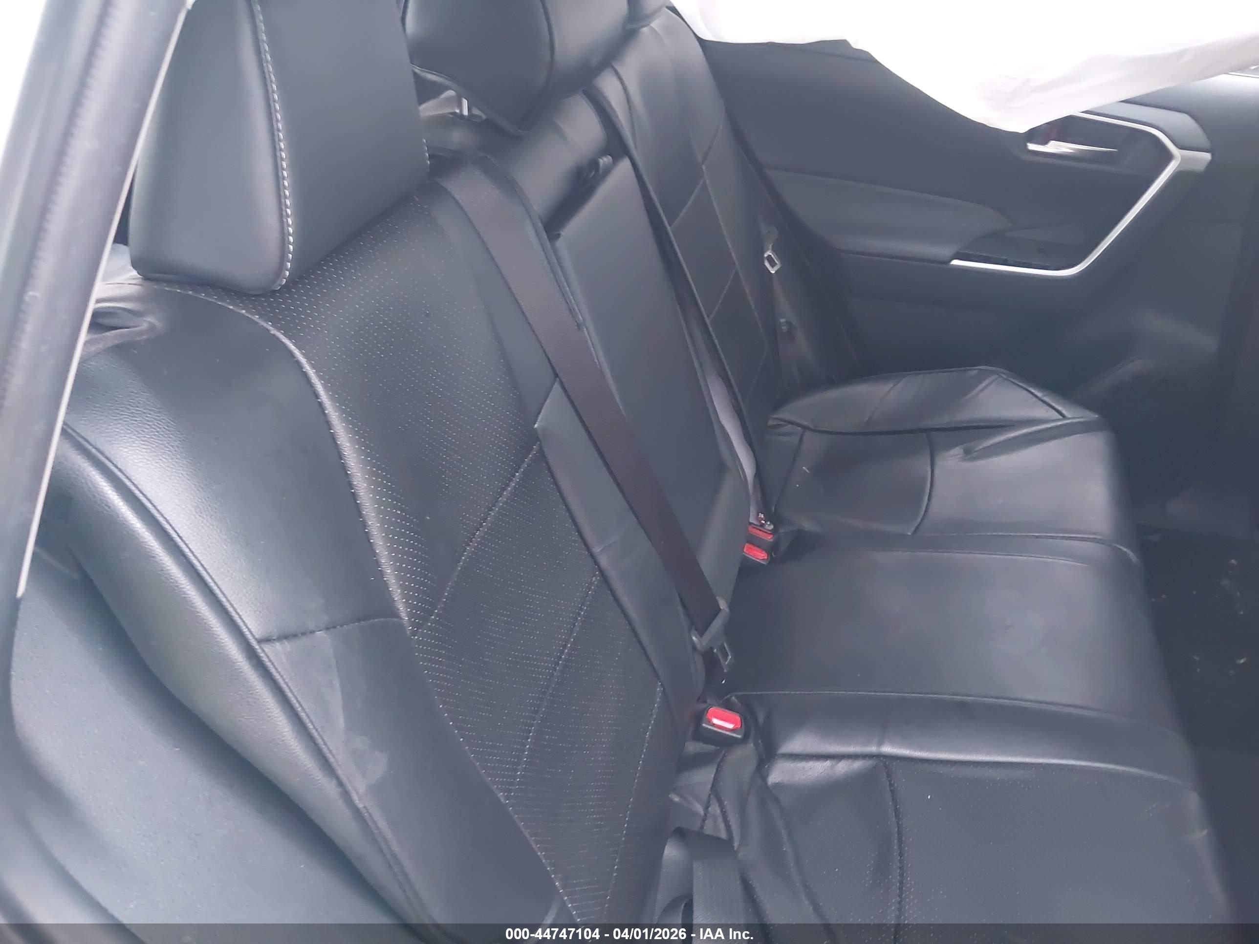 TOYOTA RAV4 image 8